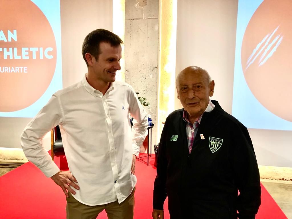  Jon Uriarte con J. A. Virumbrales, socio Nº 1 del Athletic Club.