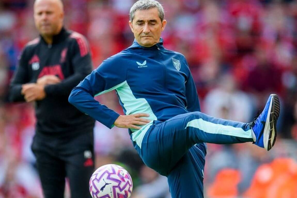 Ernesto Valverde en pretemporada ante el Liverpool en Anfield.