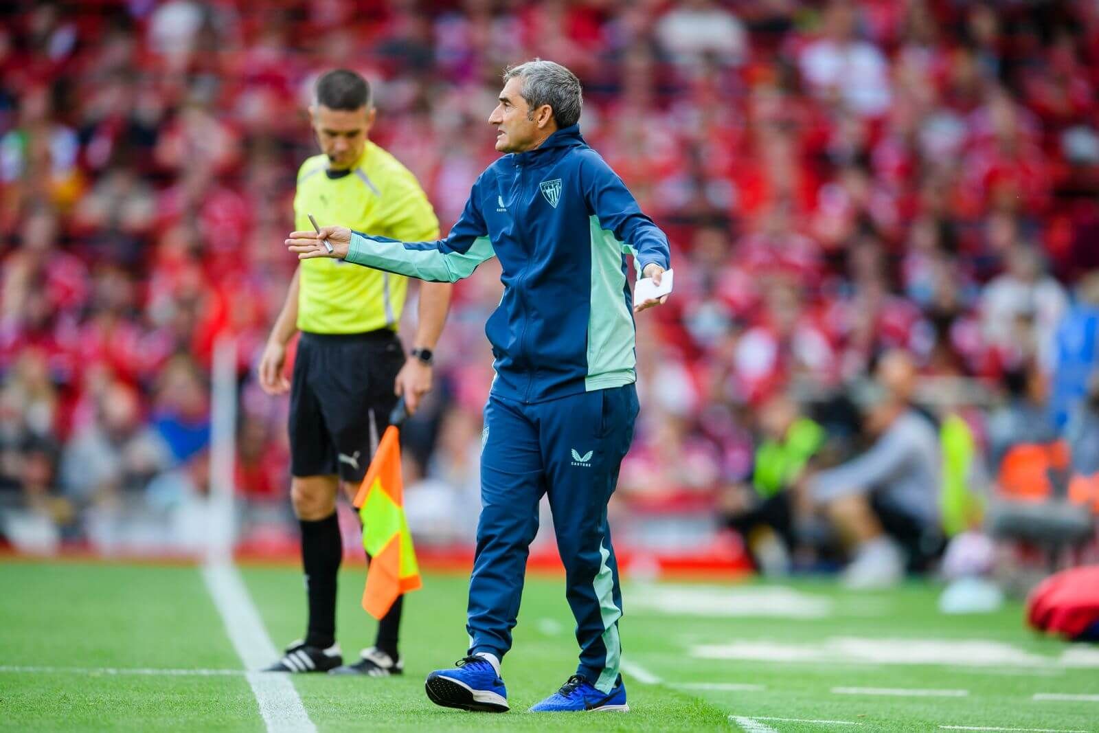 Ernesto Valverde protesta en el partido ante el Liverpool en Anfield.
