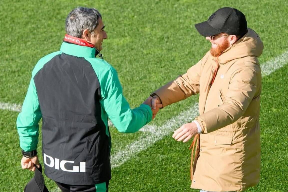 Ernesto Valverde saluda al 'argentino' Iker Muniain en Lezama.