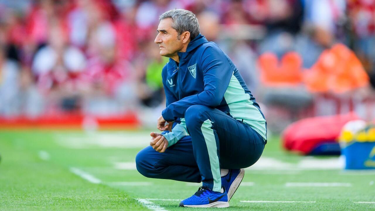  Ernesto Valverde, en pretemporada ante el Liverpool en Anfield.