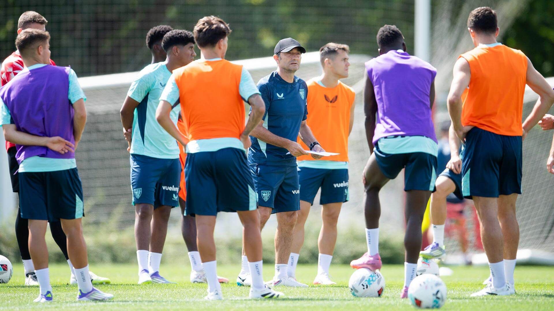 Ernesto Valverde da instrucciones a su equipo en Lezama.