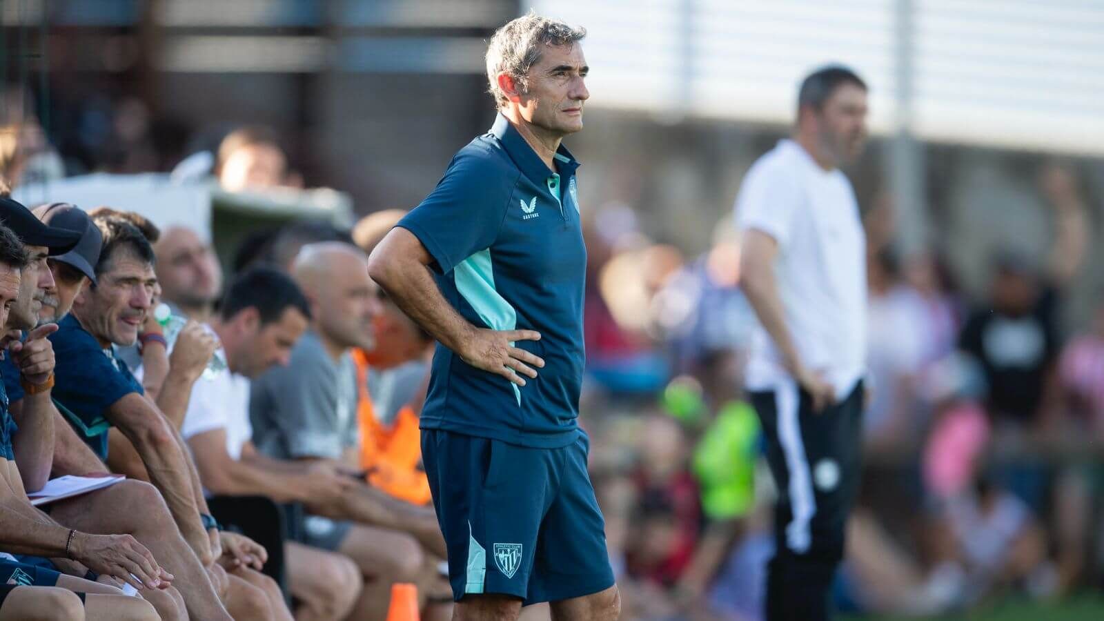  Ernesto Valverde y Coudet observa el derbi con el Alavés en Laguardia.
