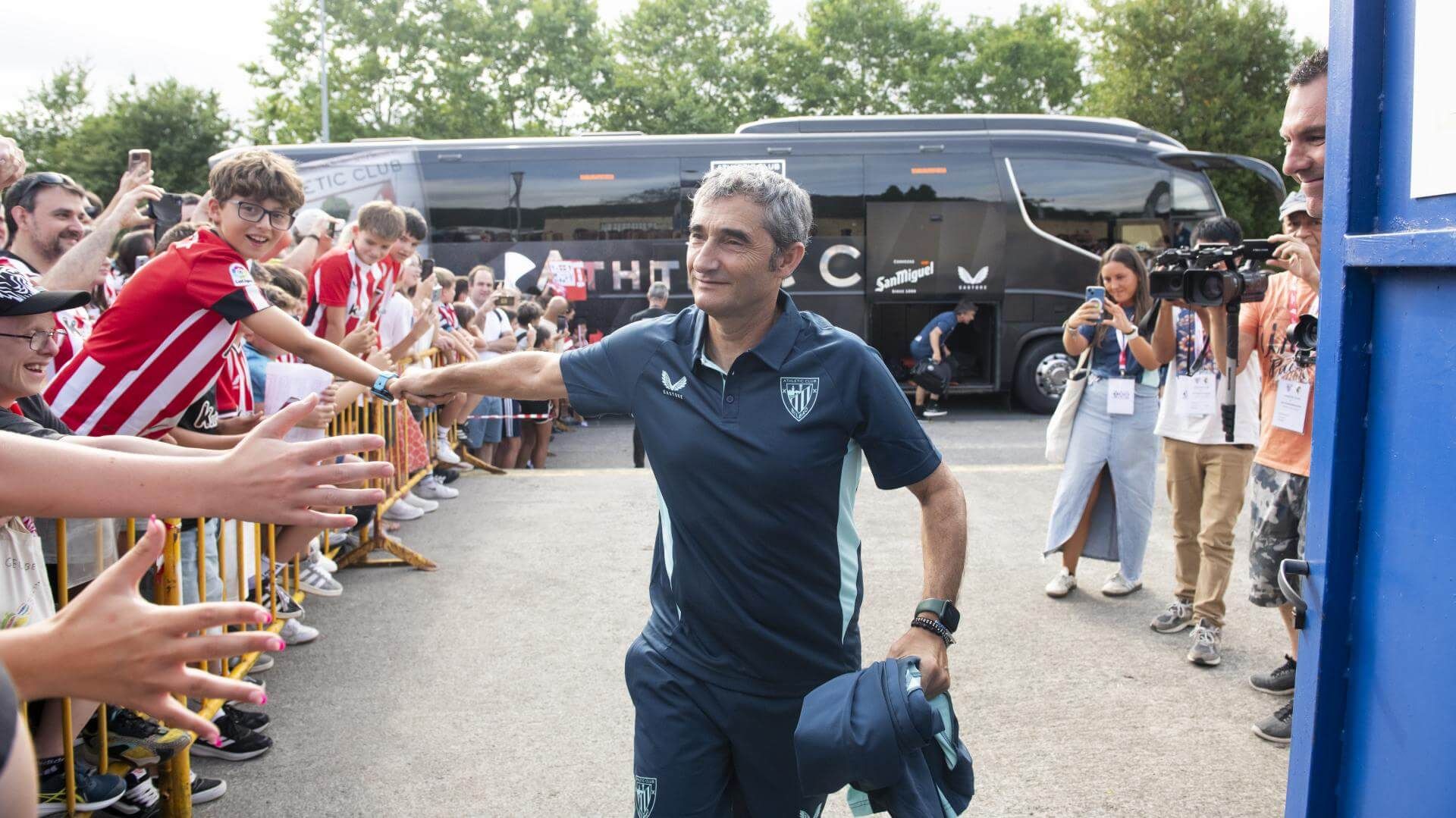  Ernesto Valverde saluda a los aficionados rojiblancos en un desplazamiento.