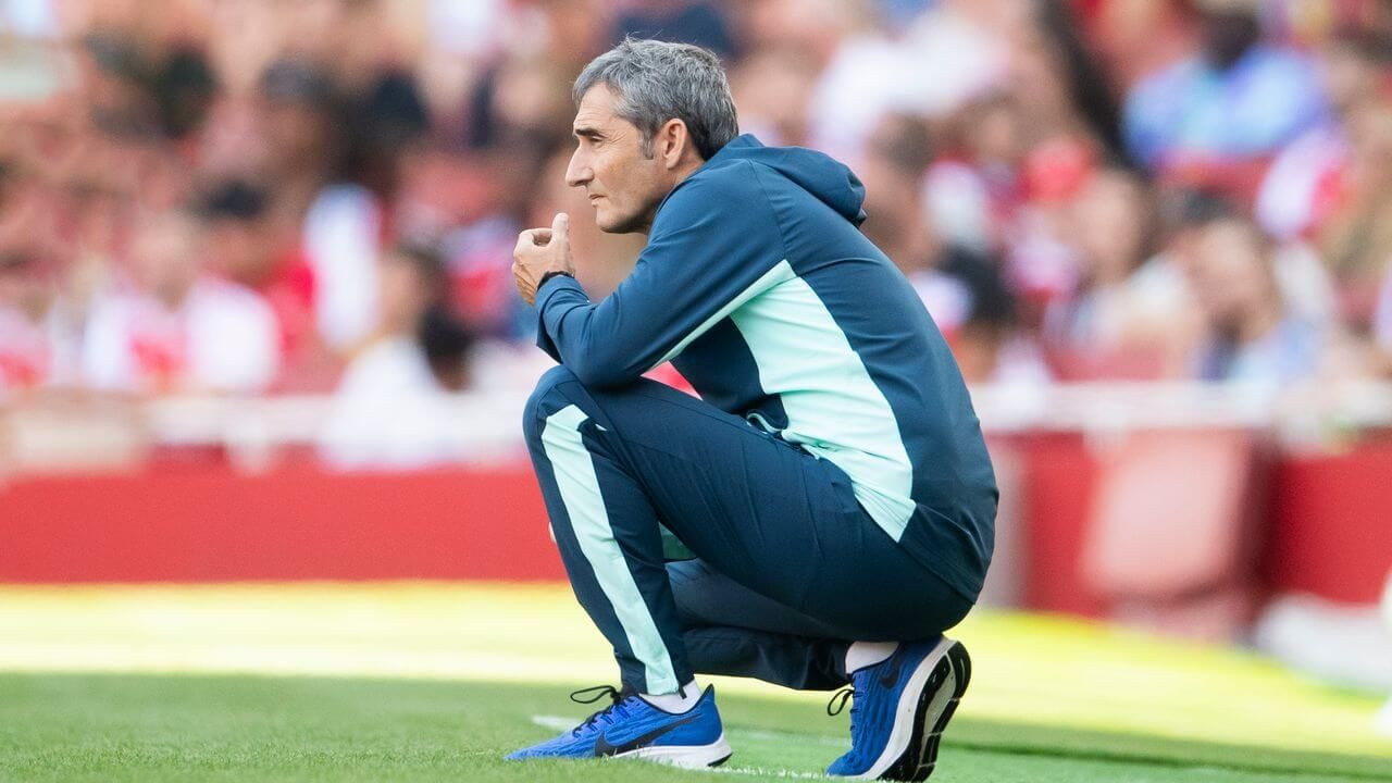 Pensativo Ernesto Valverde en pretemporada ante el Arsenal en el Emirates.