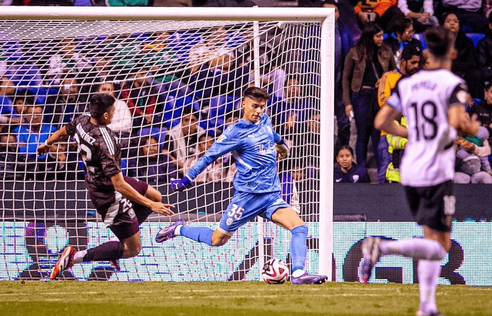  Vicent Abril juega en México con el Valencia CF