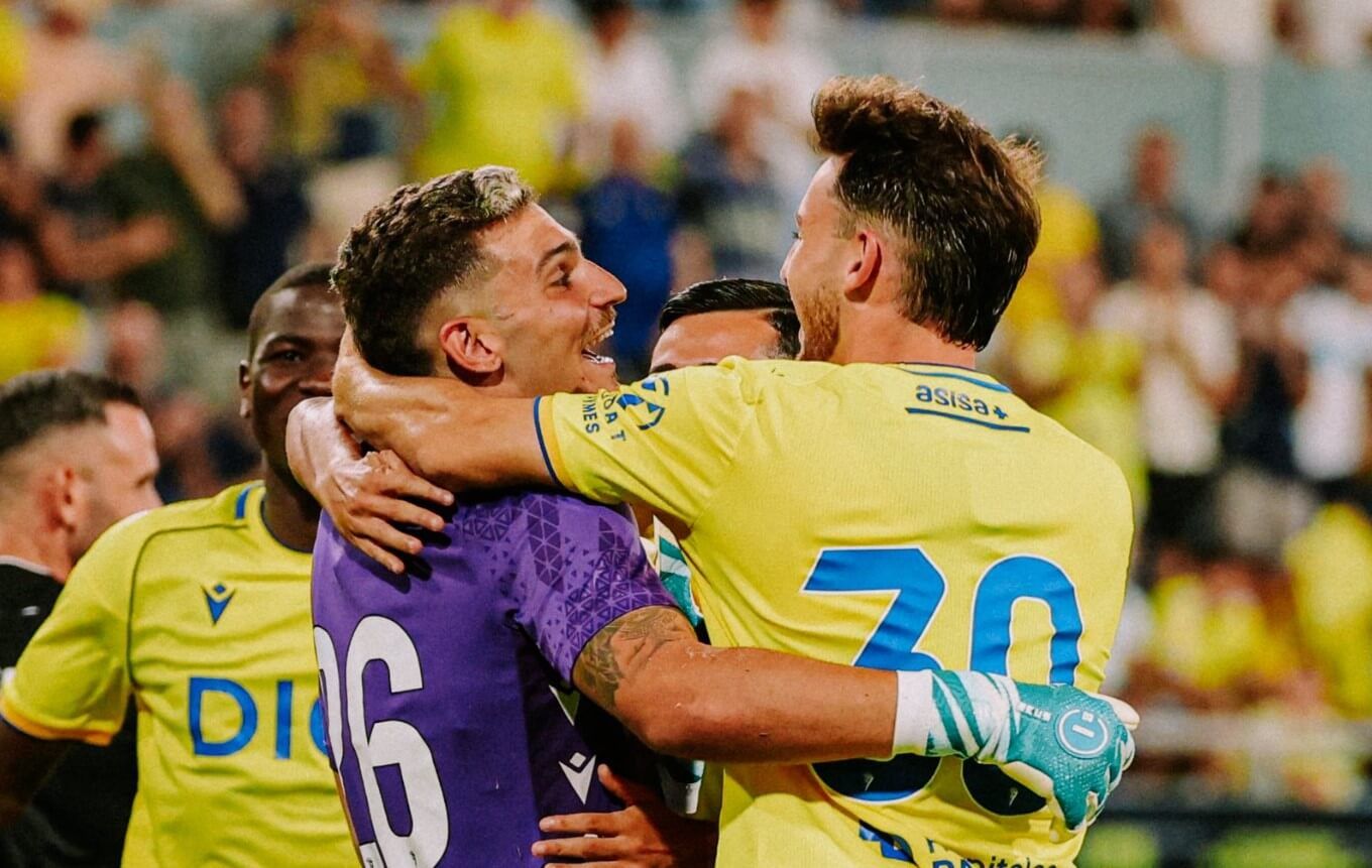  Marcos Denia abraza a Víctor Aznar tras los penaltis del Trofeo Carranza.