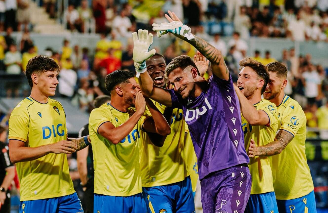  Víctor Aznar, abrazado por sus compañeros tras ganar el Trofeo Carranza.