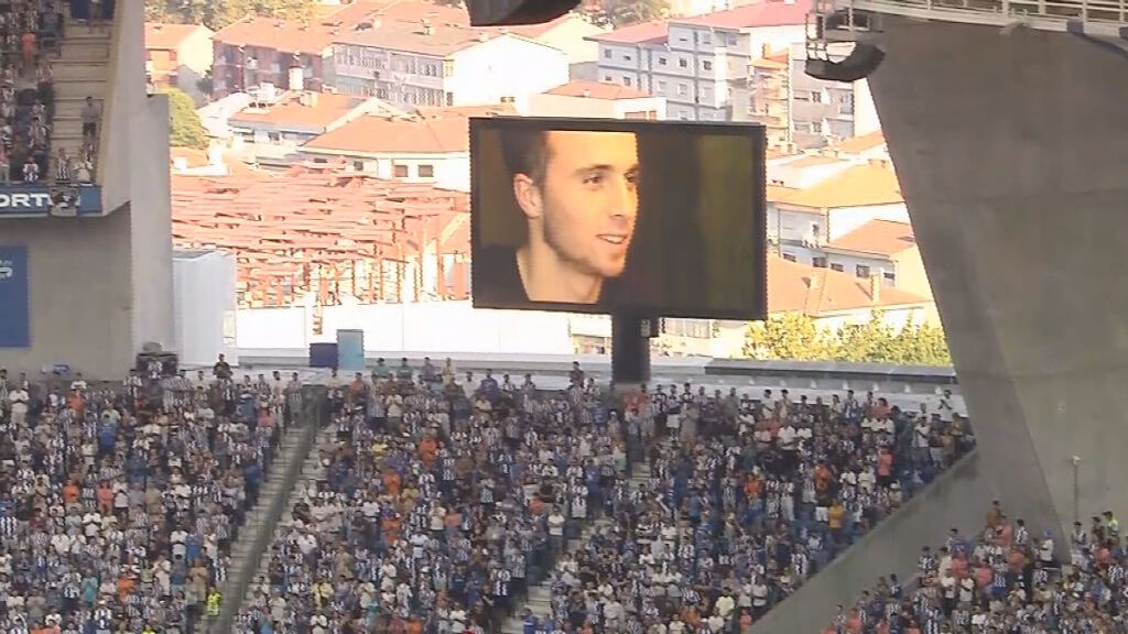 El vídeo homenaje en los marcadores del estadio (ElDesmarque)