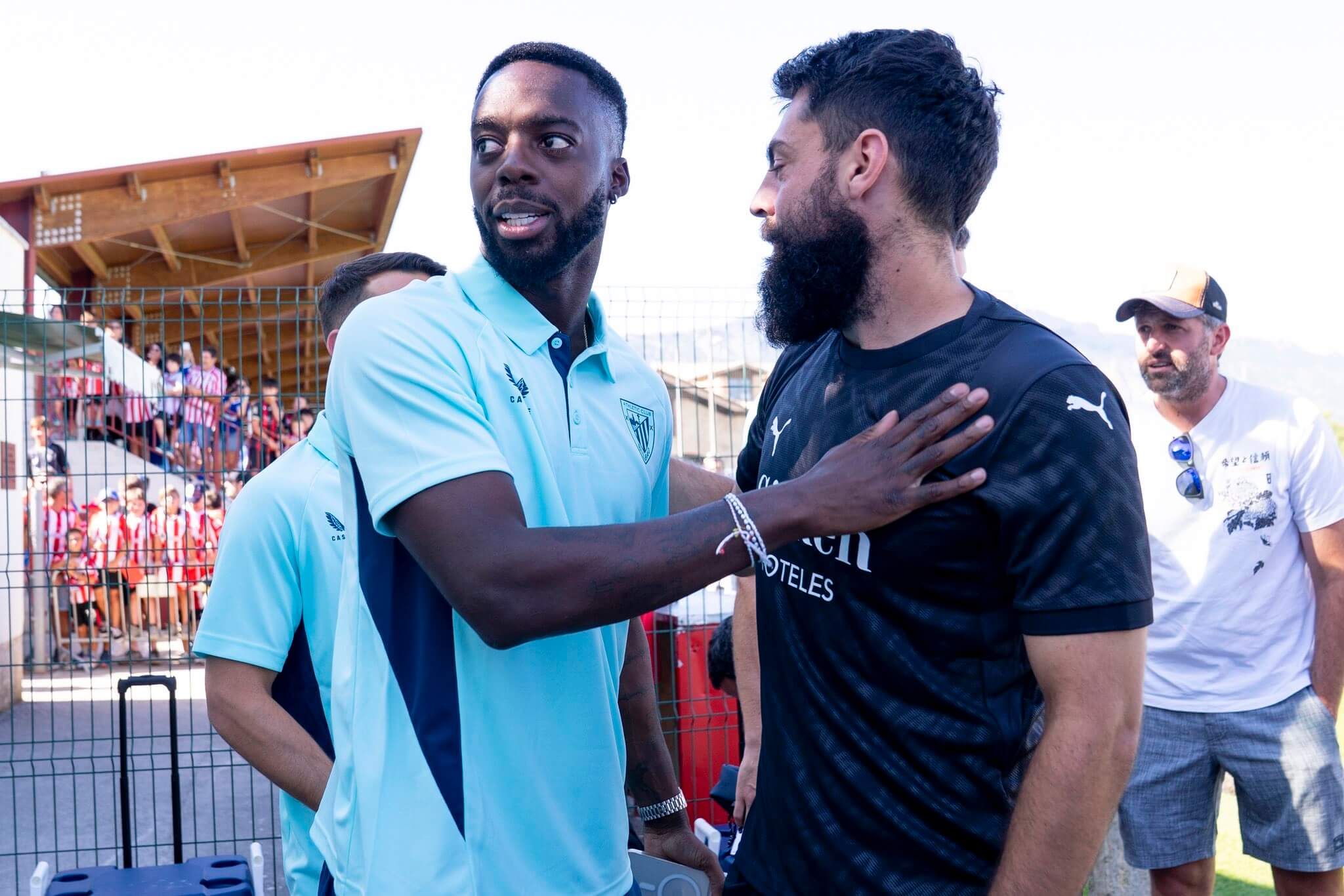  Iñaki Williams saluda a Asier Villalibre del Alavés en Laguardia.