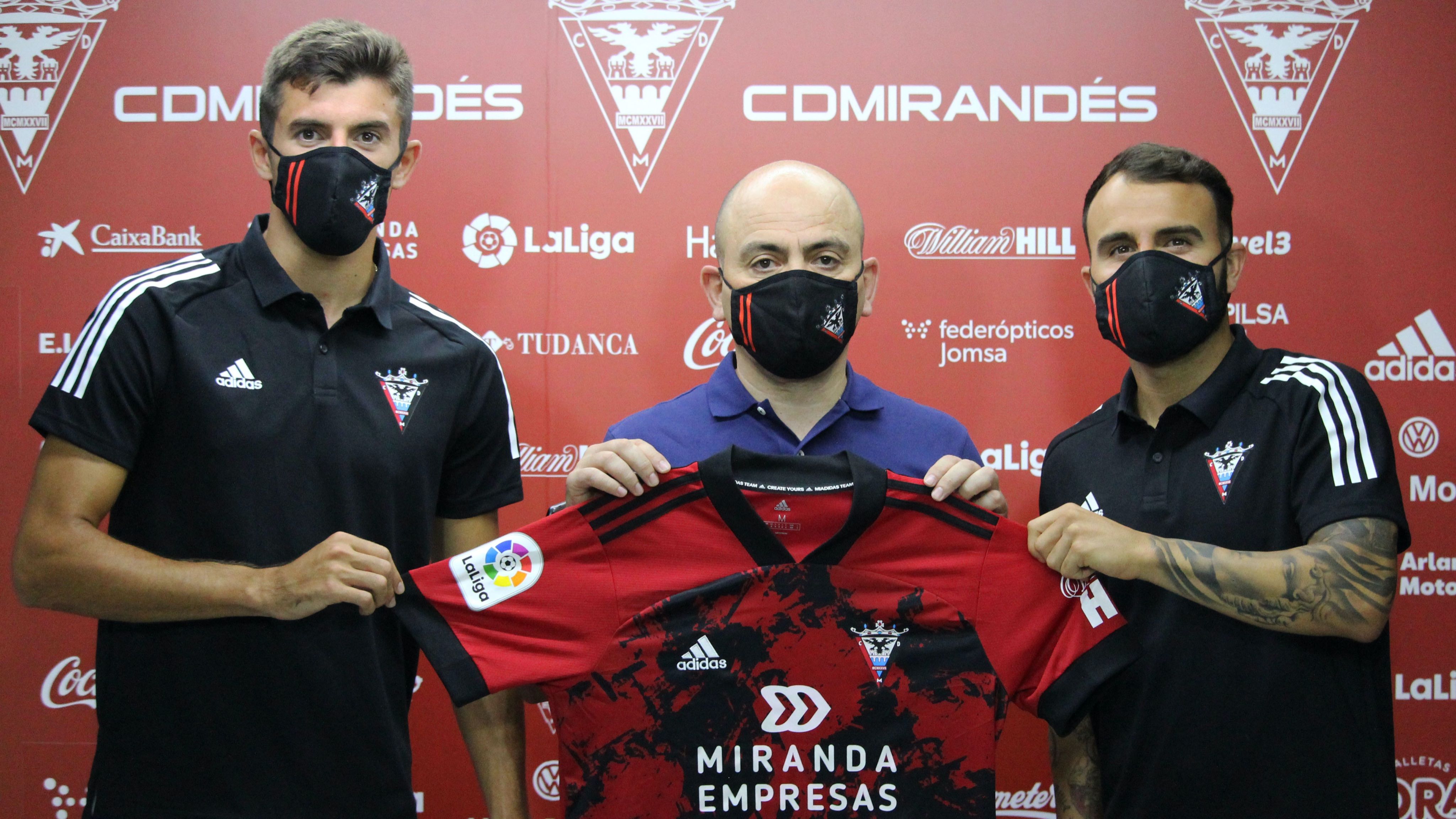  Dani Vivian, en su presentación con el Mirandés en 2020.