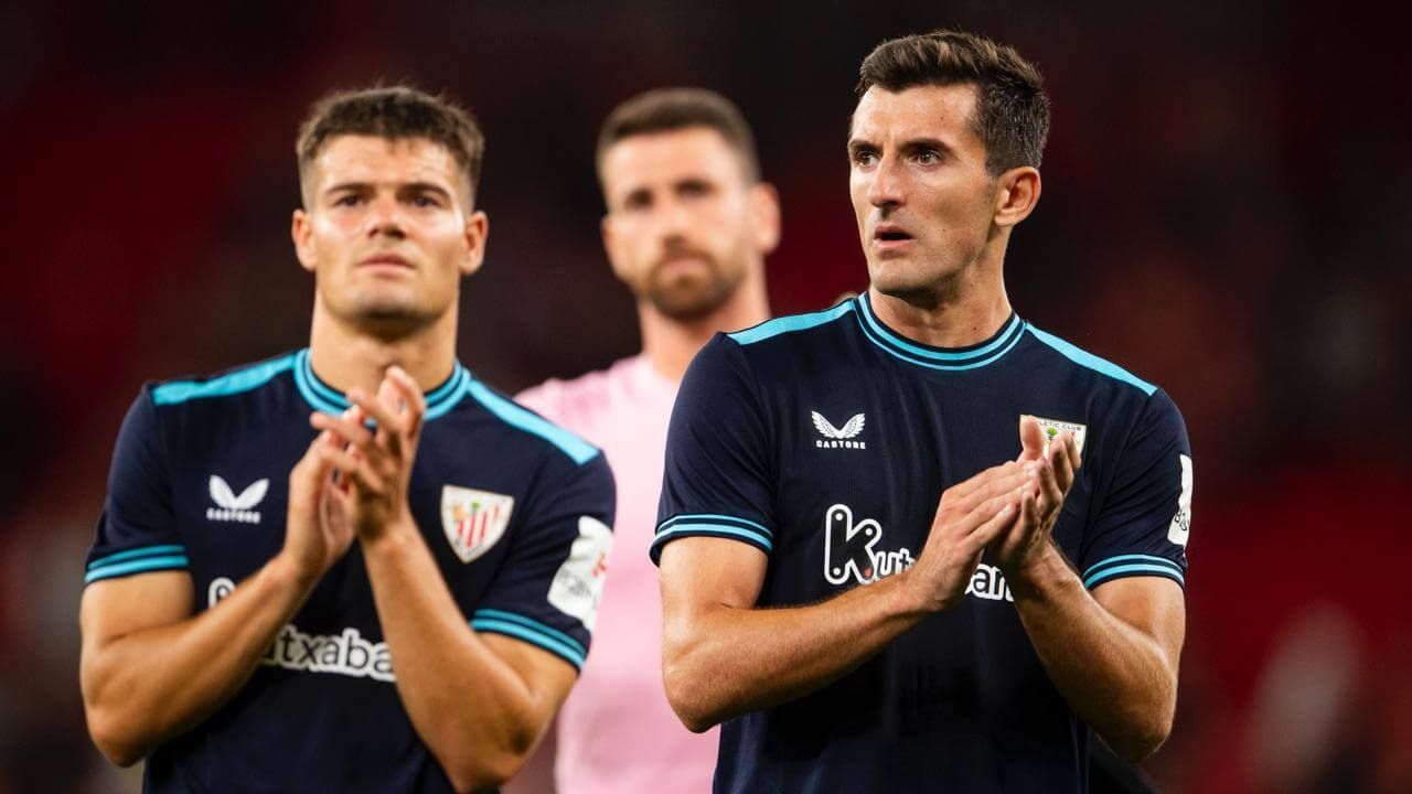 Dani Vivian aplaude en pretemporada ante el Liverpool en Anfield.
