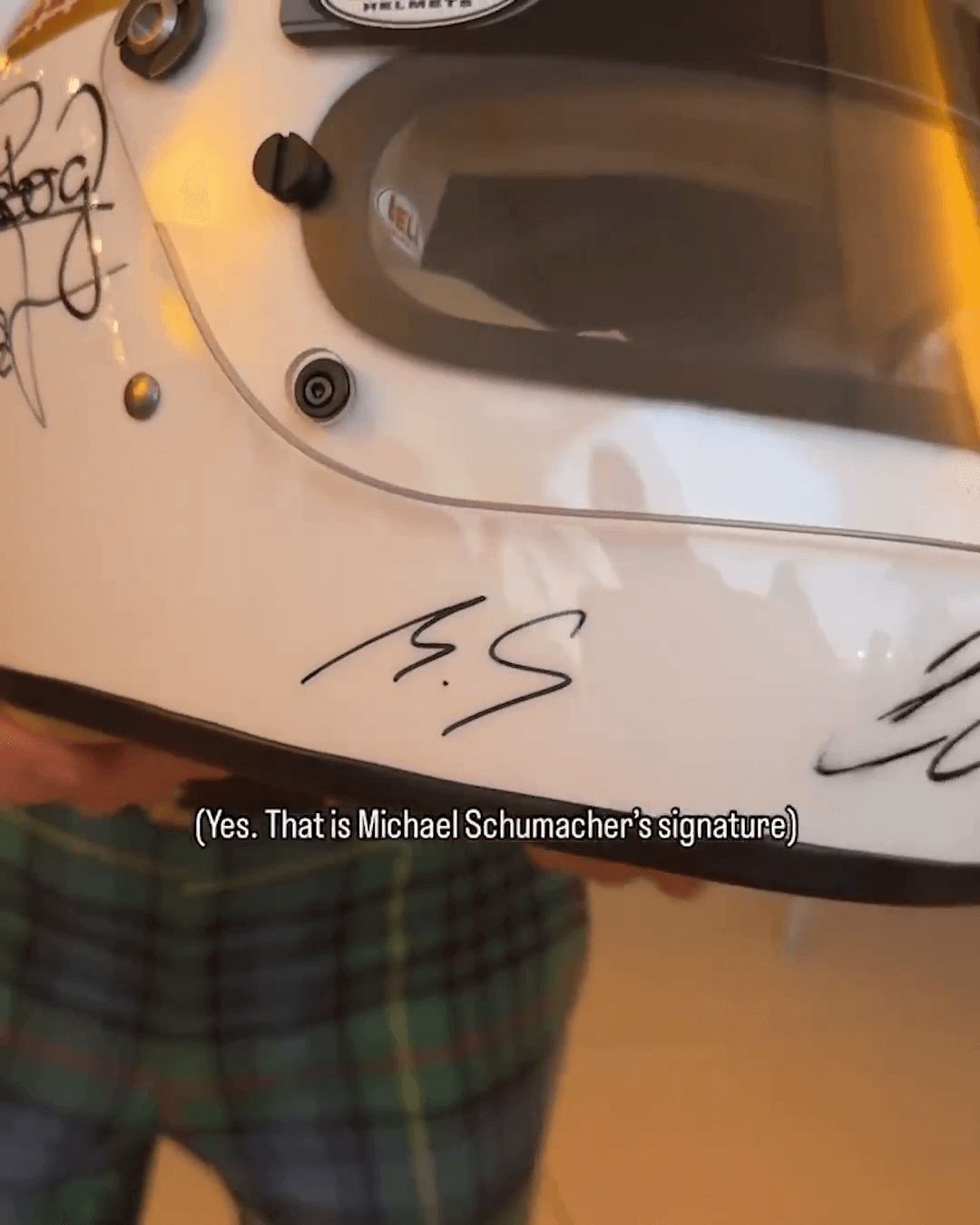  La firma de Michael Schumacher plasmada en el casco de Jackie Stewart (Redes Sociales)