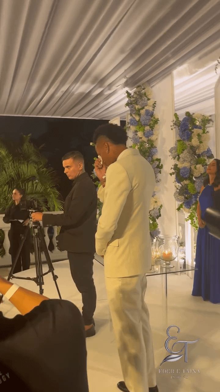  Militao emocionado al ver entrar a su pareja en la boda (Instagram: @tainamilitao)