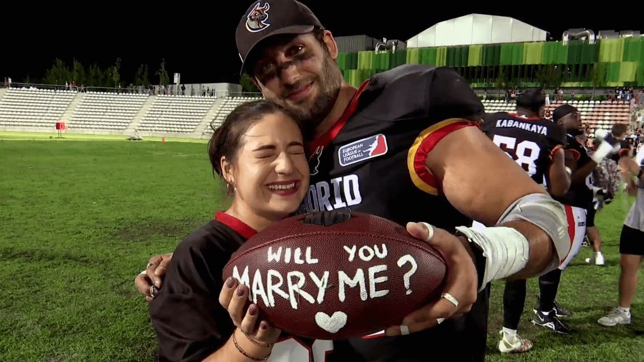  La petición de boda en el partido de Madrid Bravos (ElDesmarque)