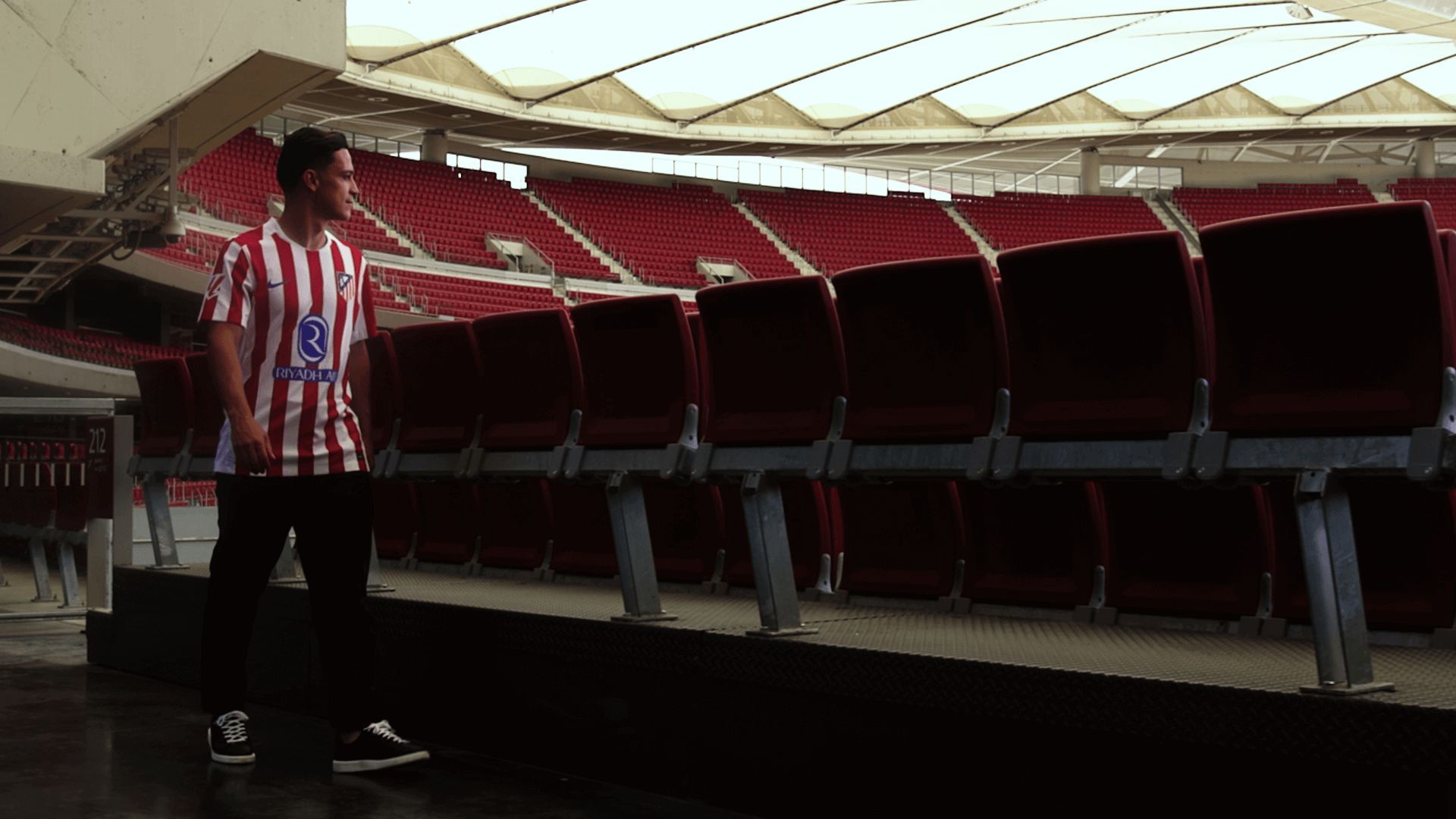 Giacomo Raspadori, pisando por primera vez el estadio Metropolitano vacío (Atlético de Madrid)