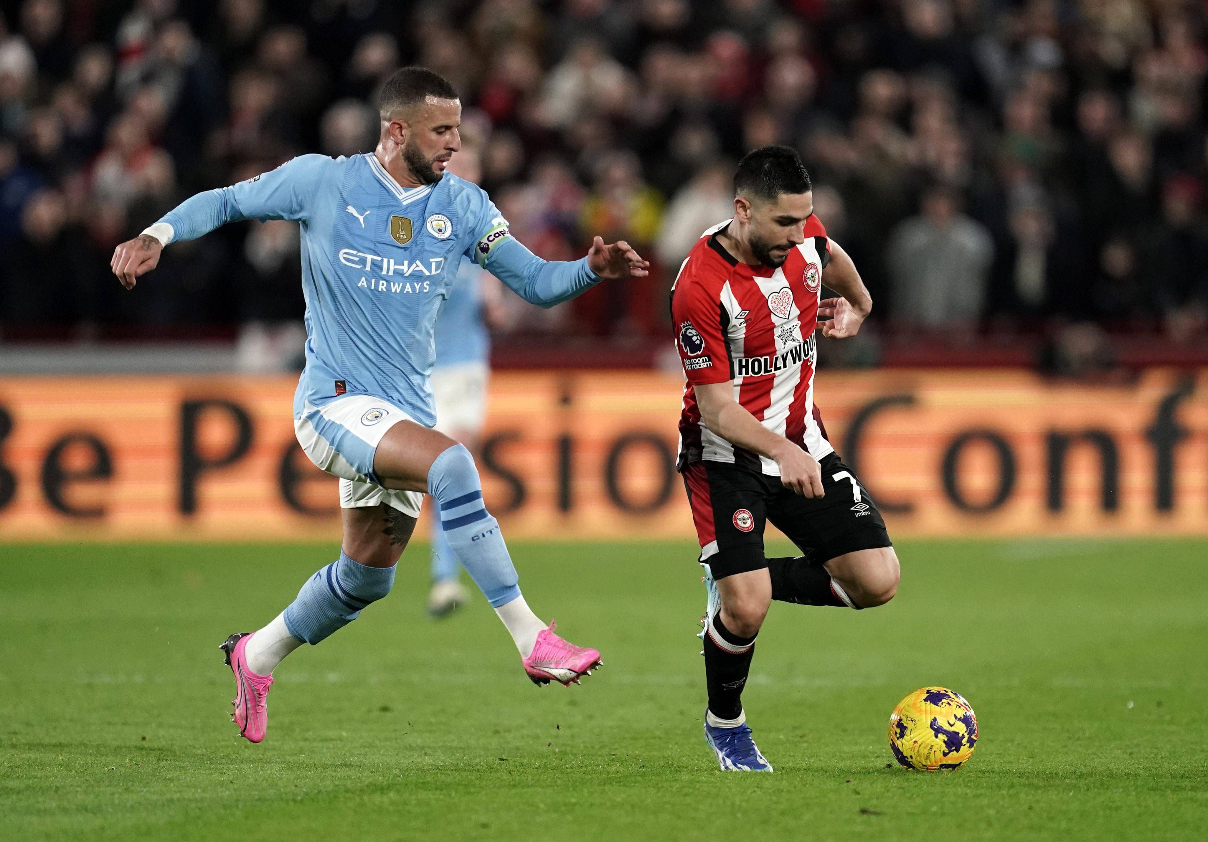  Walker y Maupay en un lance del partido entre el Brentford y el Manchester City.