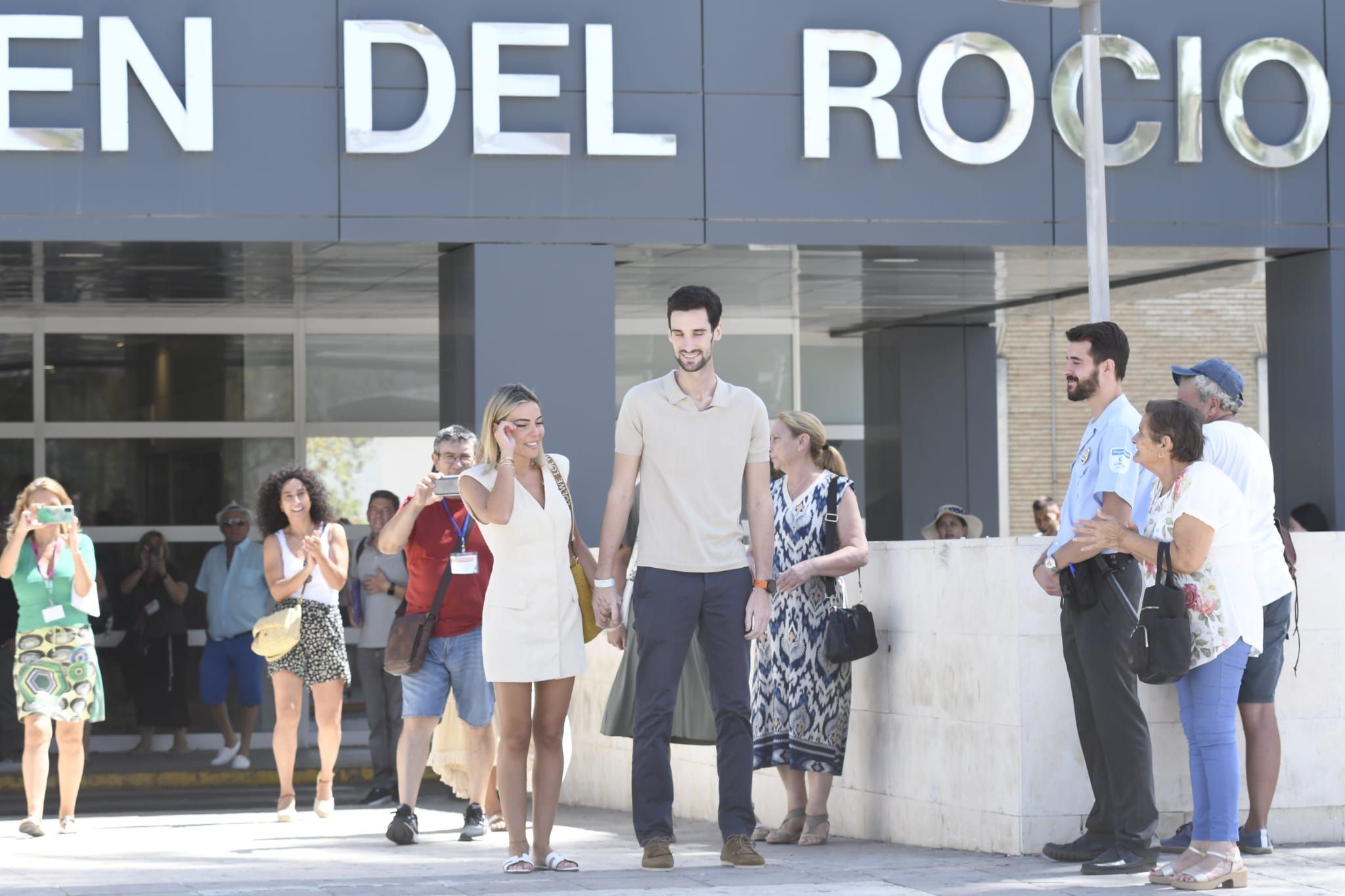 La salida de Sergio Rico del hospital.