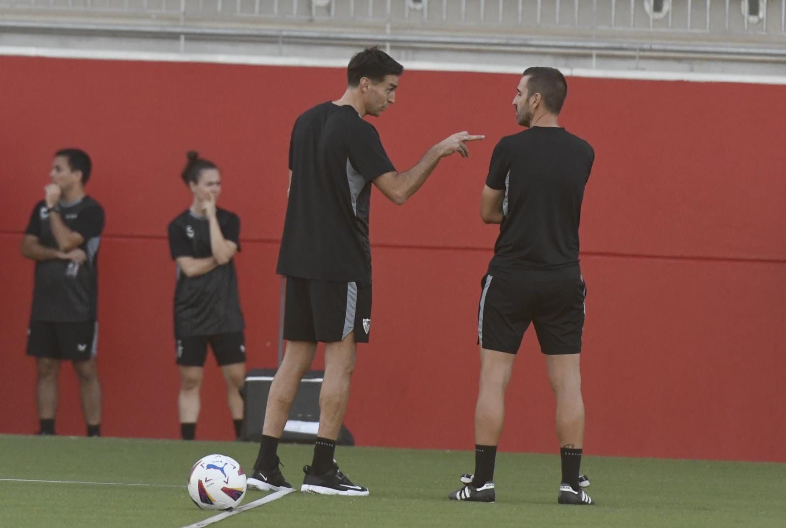 Diego Alonso, durante su primera sesión con el Sevilla.