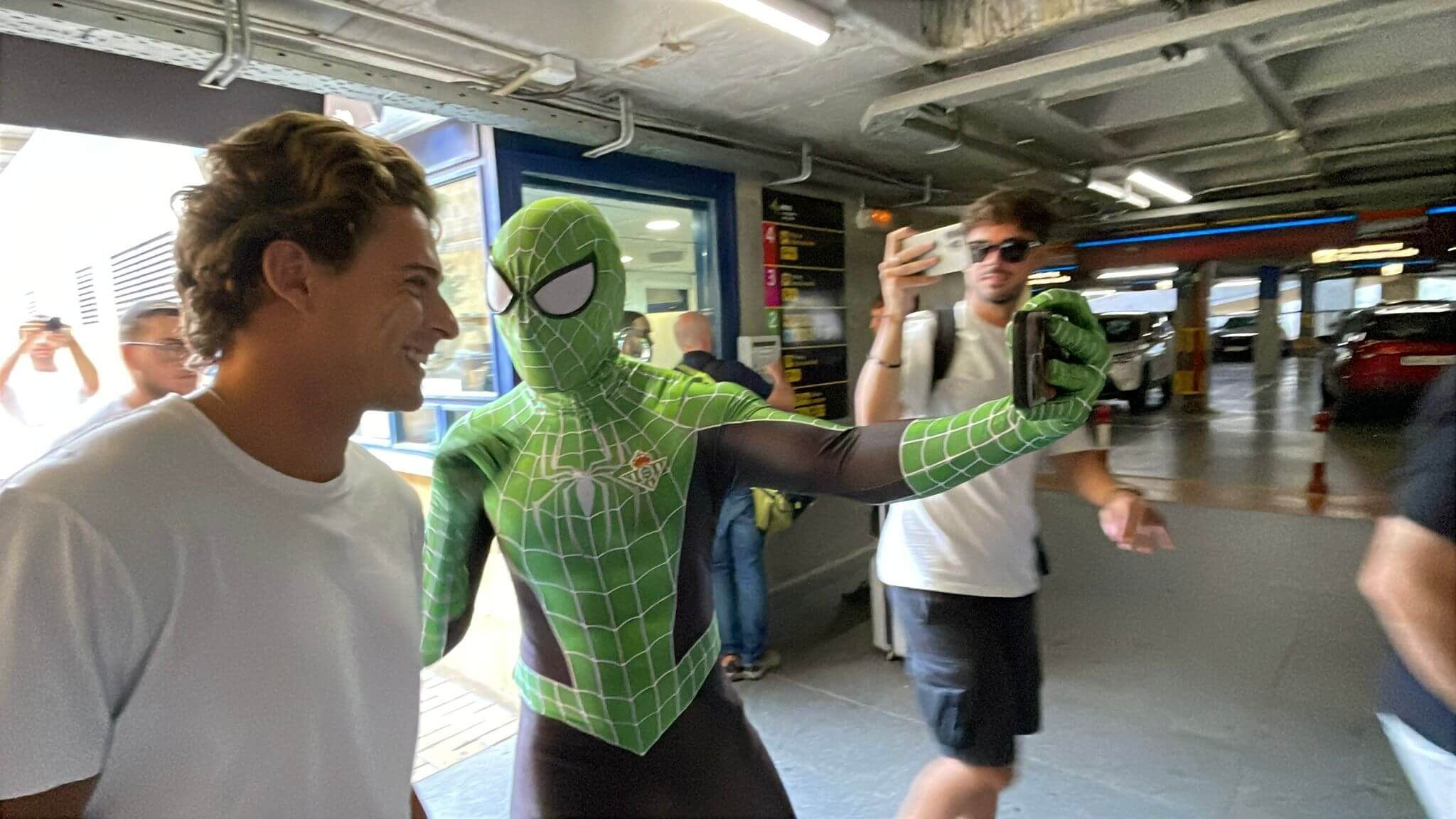  Rodrigo Riquelme, a su llegada al aeropuerto del Betis