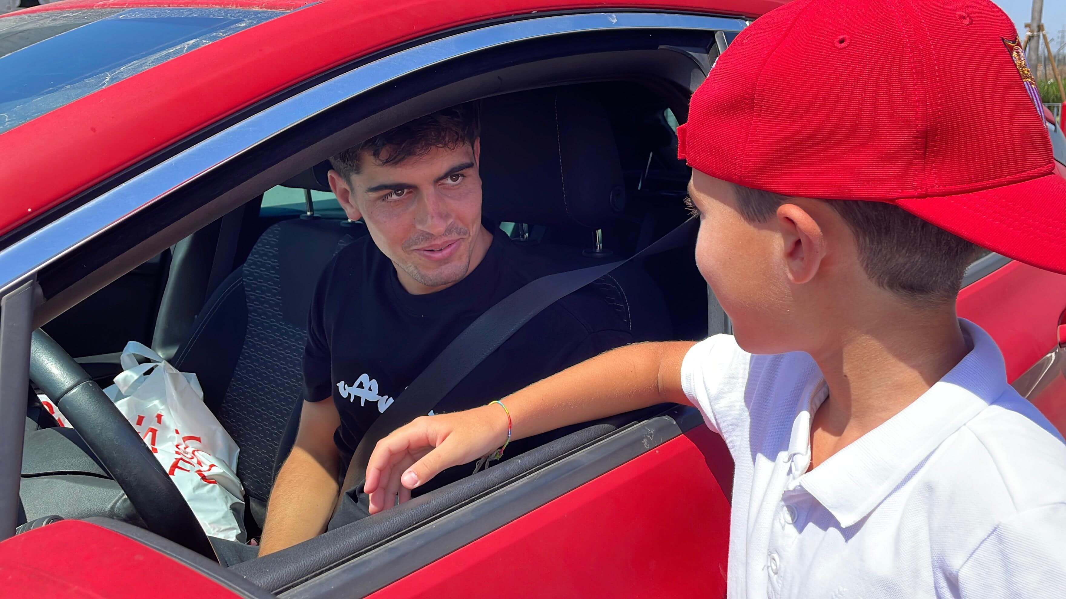 Juanlu Sánchez habla de su futuro con Daniel, un niño sevillista