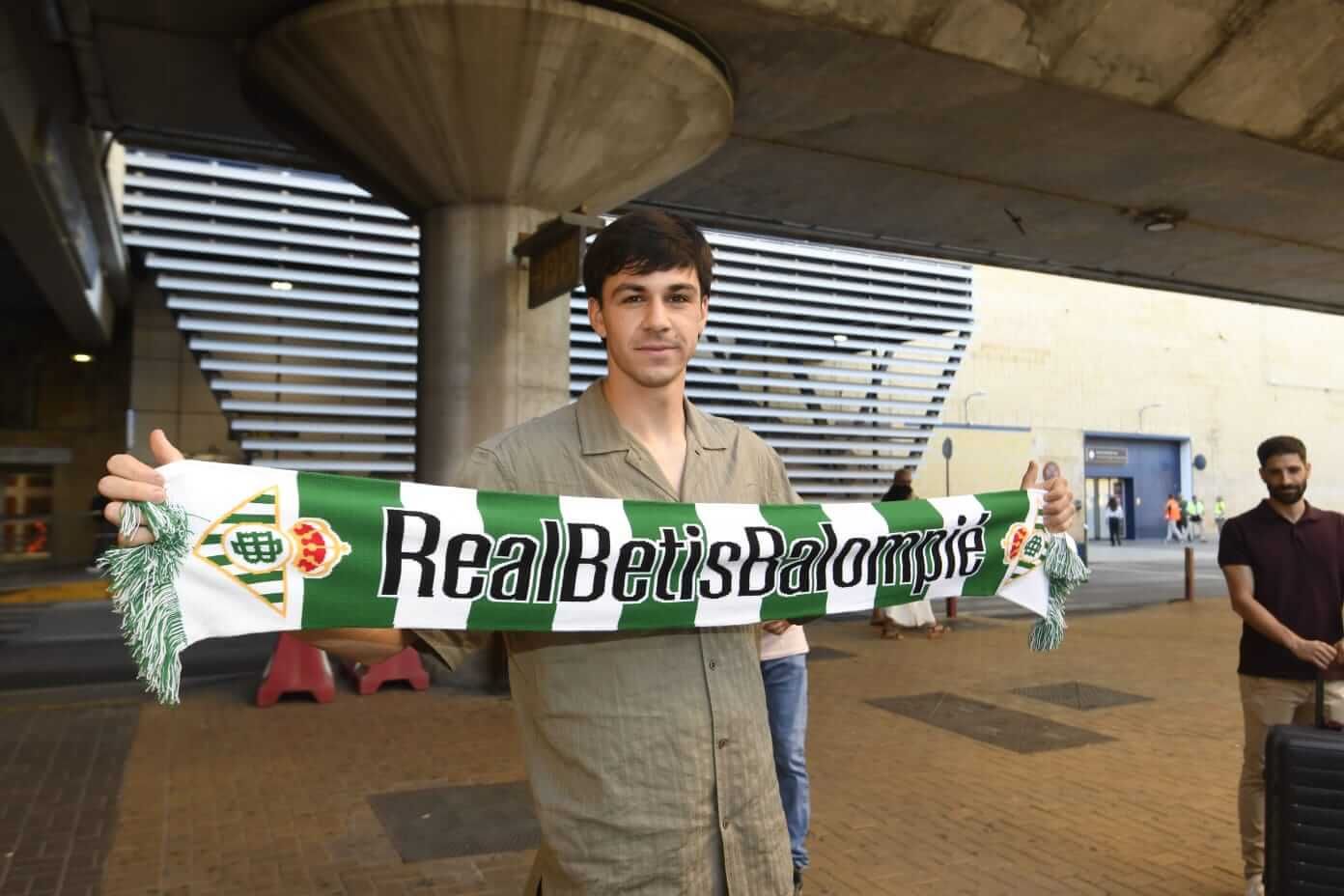 Gonzalo Petit aterriza en Sevilla para fichar por el Betis (Foto: Kiko Hurtado)