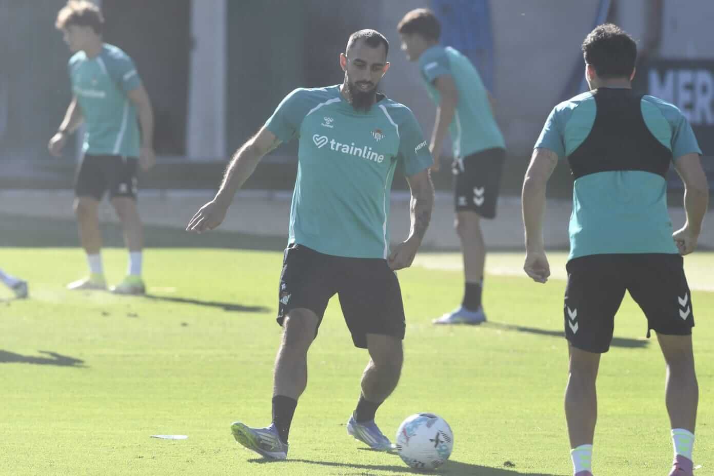 Borja Iglesias, en el entrenamiento del Betis (Foto: Kiko Hurtado)
