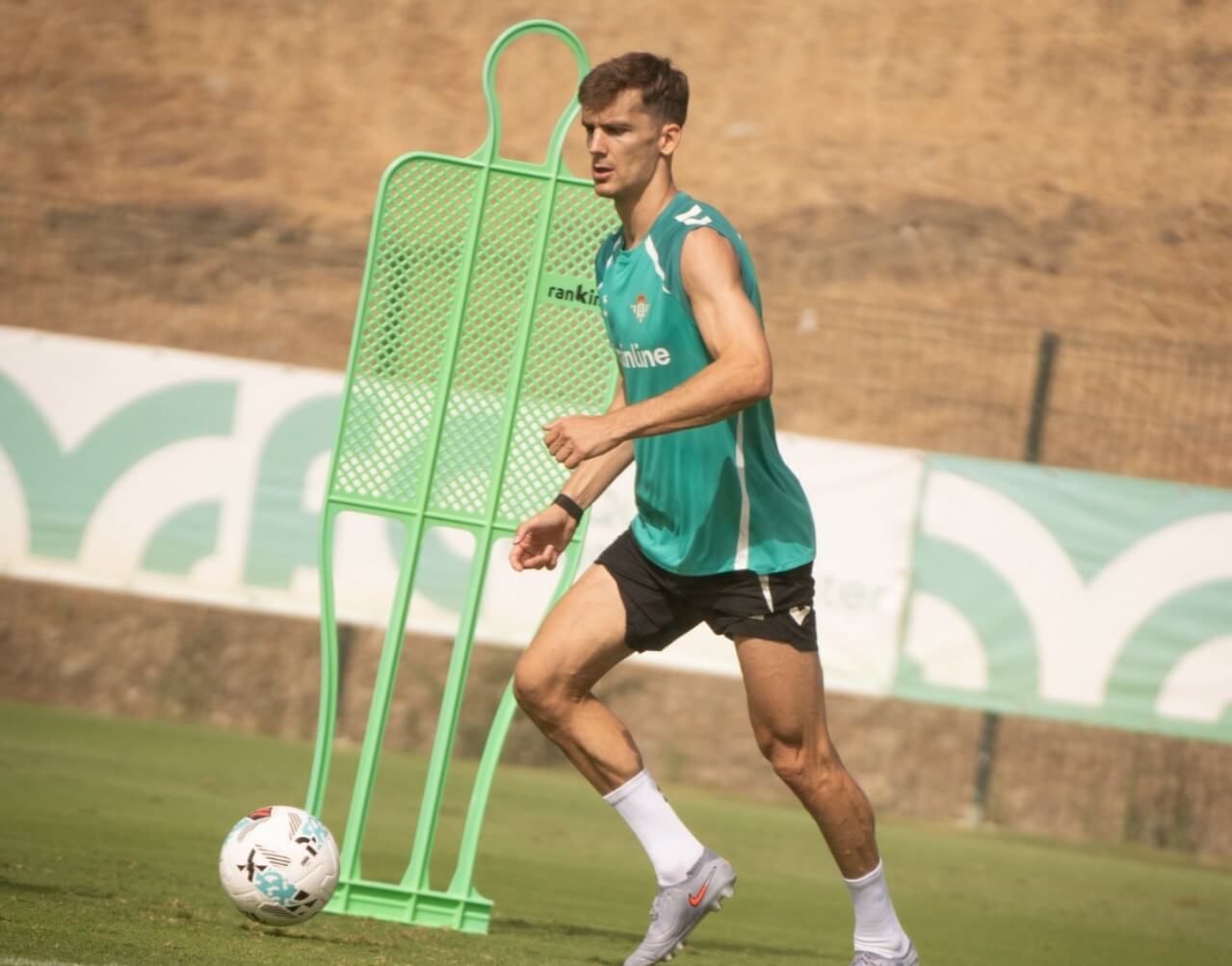  Diego Llorente, entrenando con el Betis en Marbella
