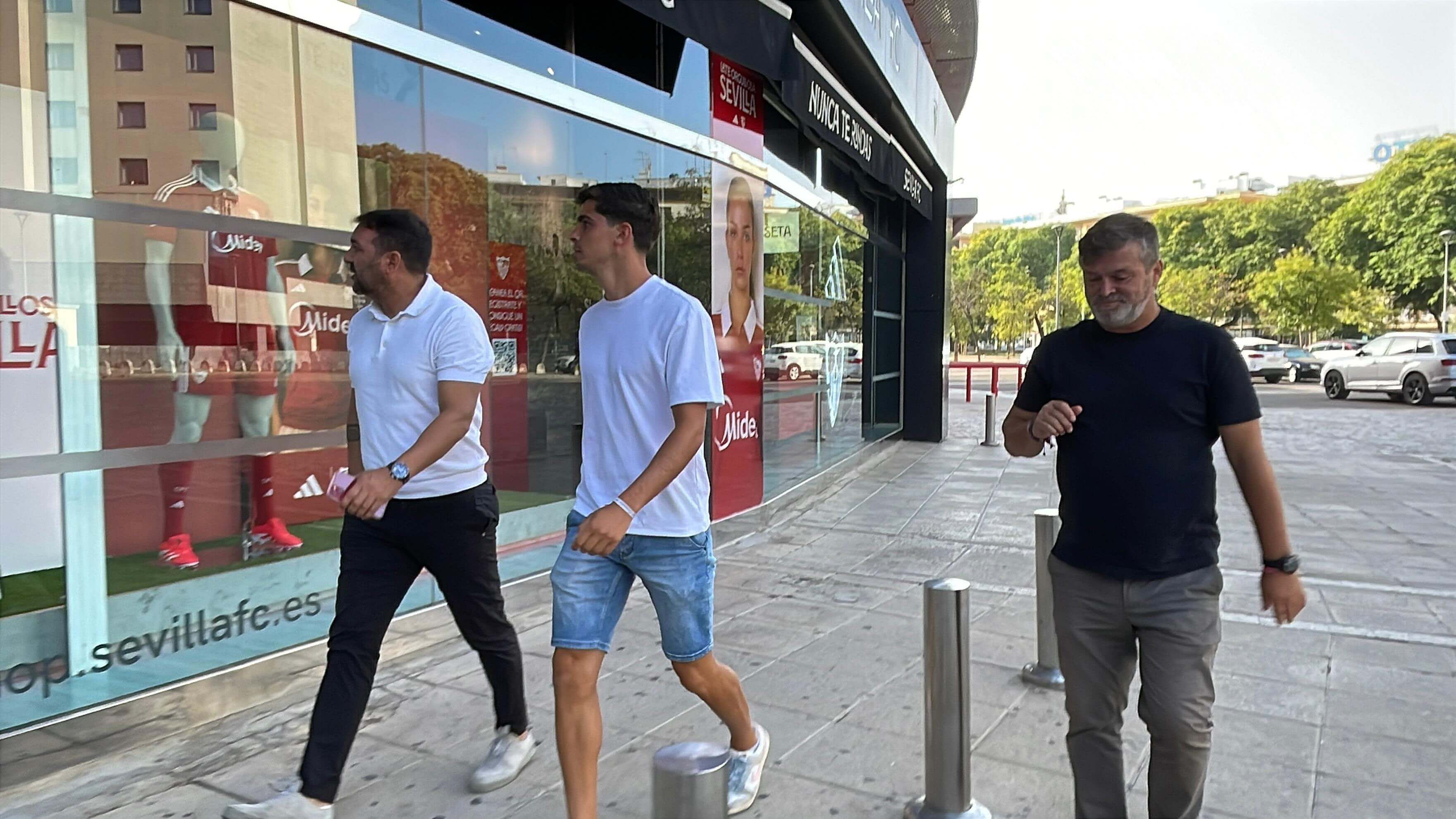  Juanlu, llegando al Sánchez-Pizjuán.