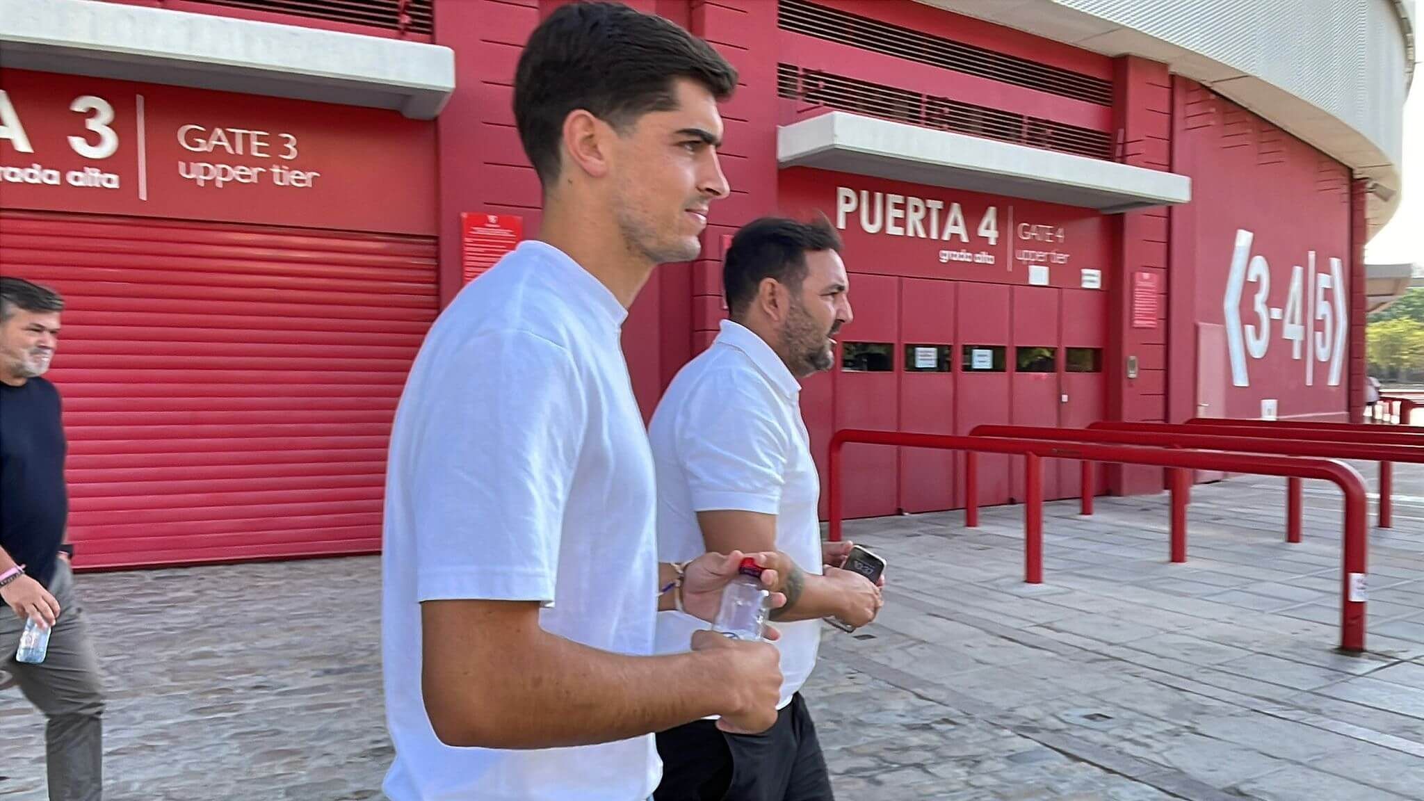  Juanlu abandona el Sánchez-Pizjuán.