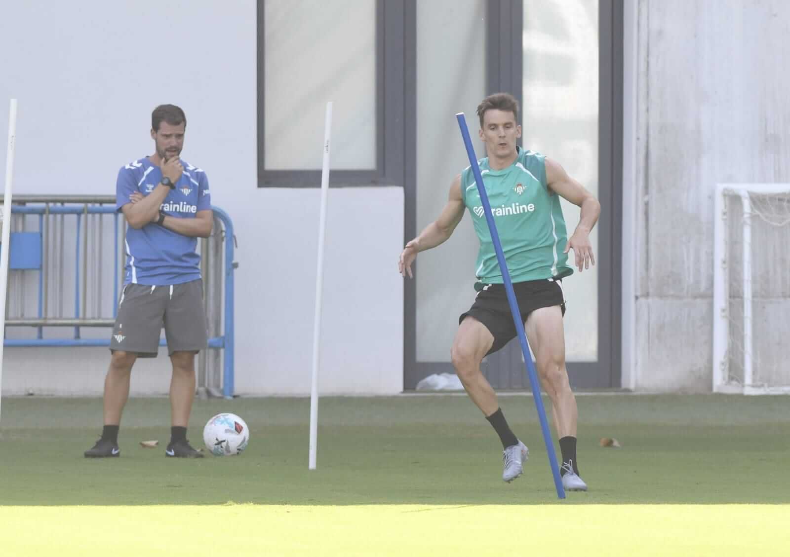 Diego Llorente, entrenando al margen
