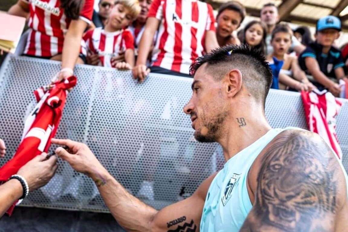  Yuri Berchiche en un entrenamiento esta semana con los aficionados en Lezama.