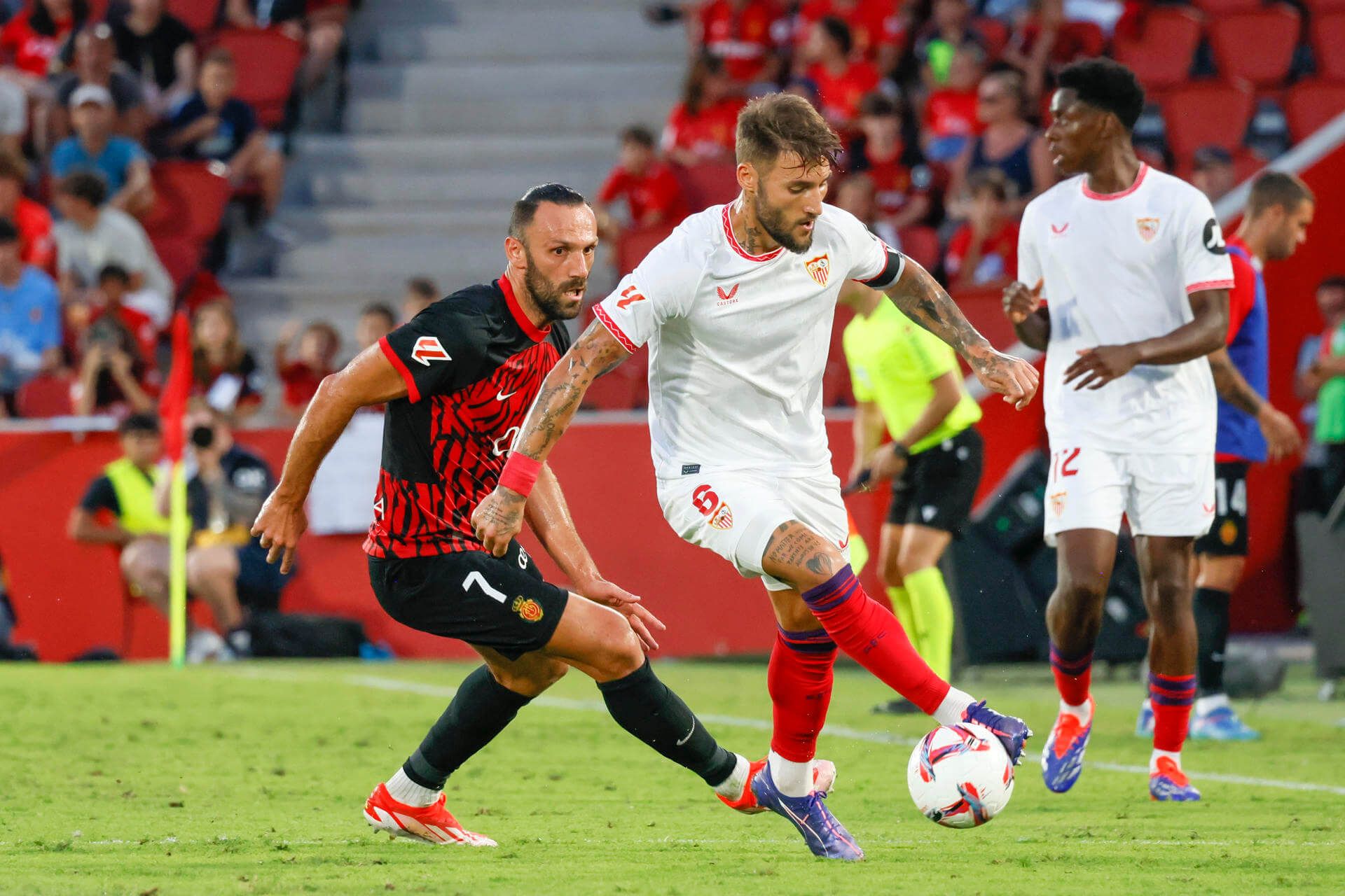  Nemanja Gudelj, ante el Mallorca.