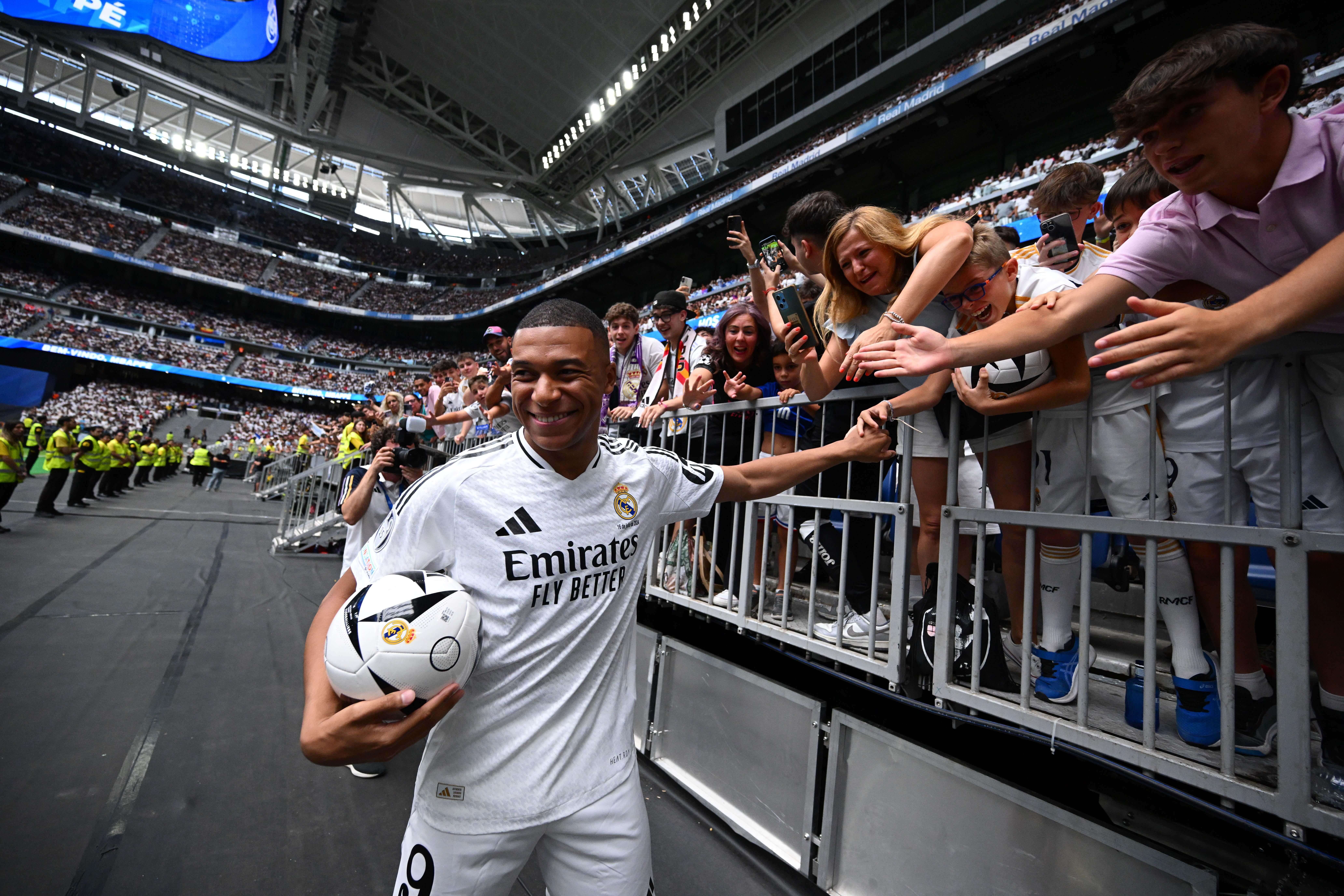  Kylian Mbappé lanzando balones a la grada en su presentación (Cordon Press)