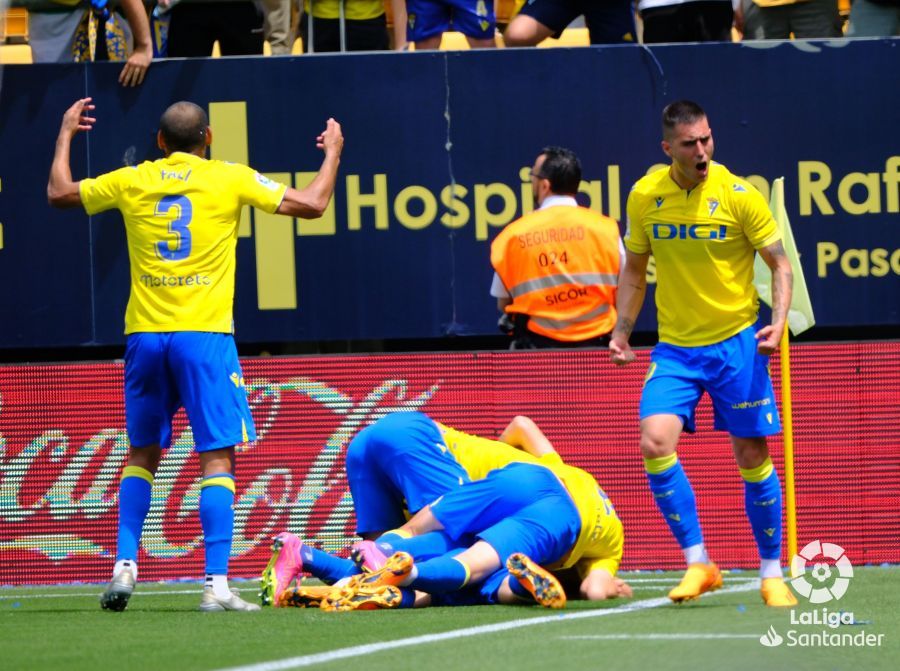 Los jugadores del Cádiz celebran el gol de Escalante.