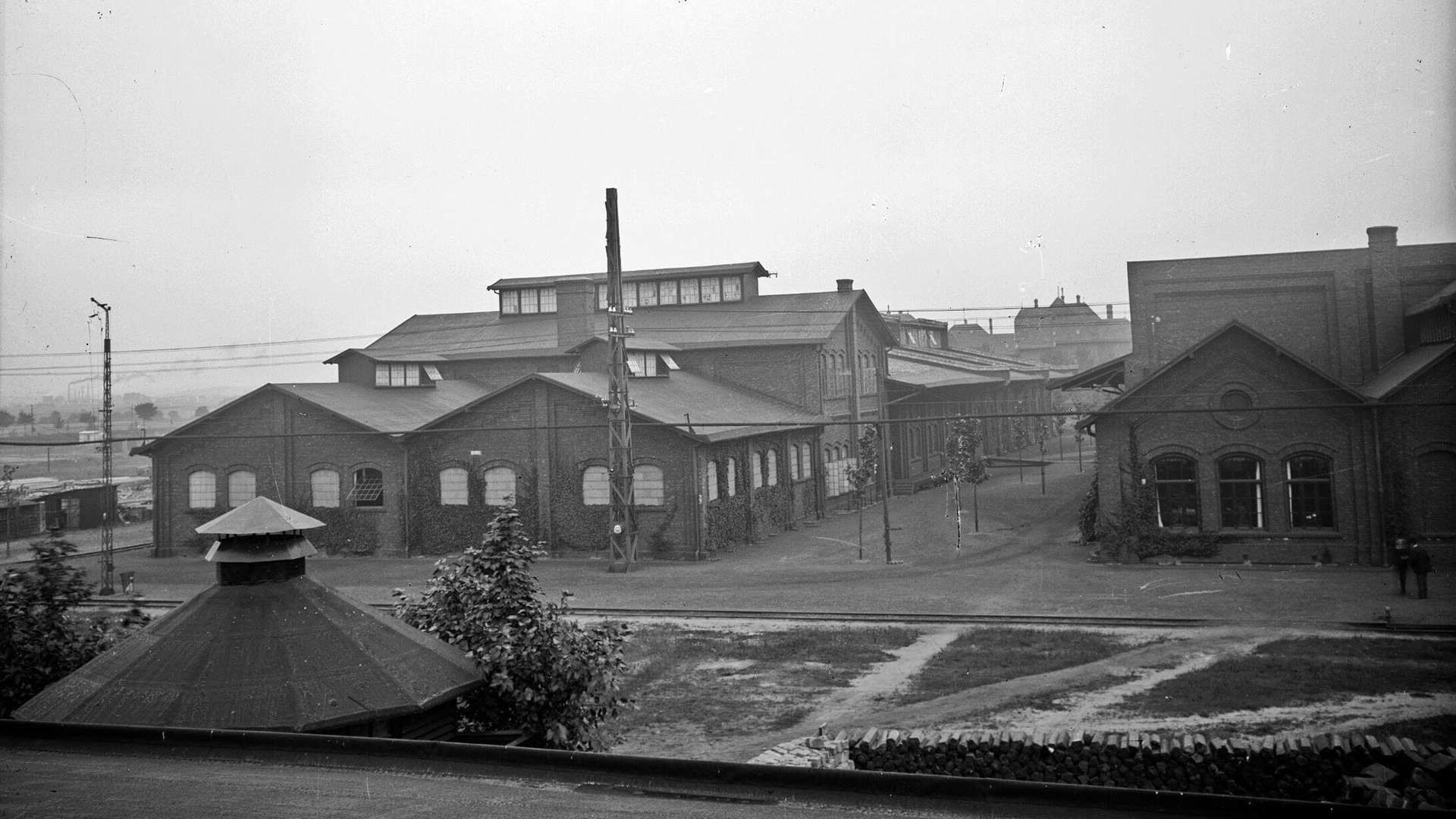 El gimnasio, a la izquierda del todo, anexo al depósito