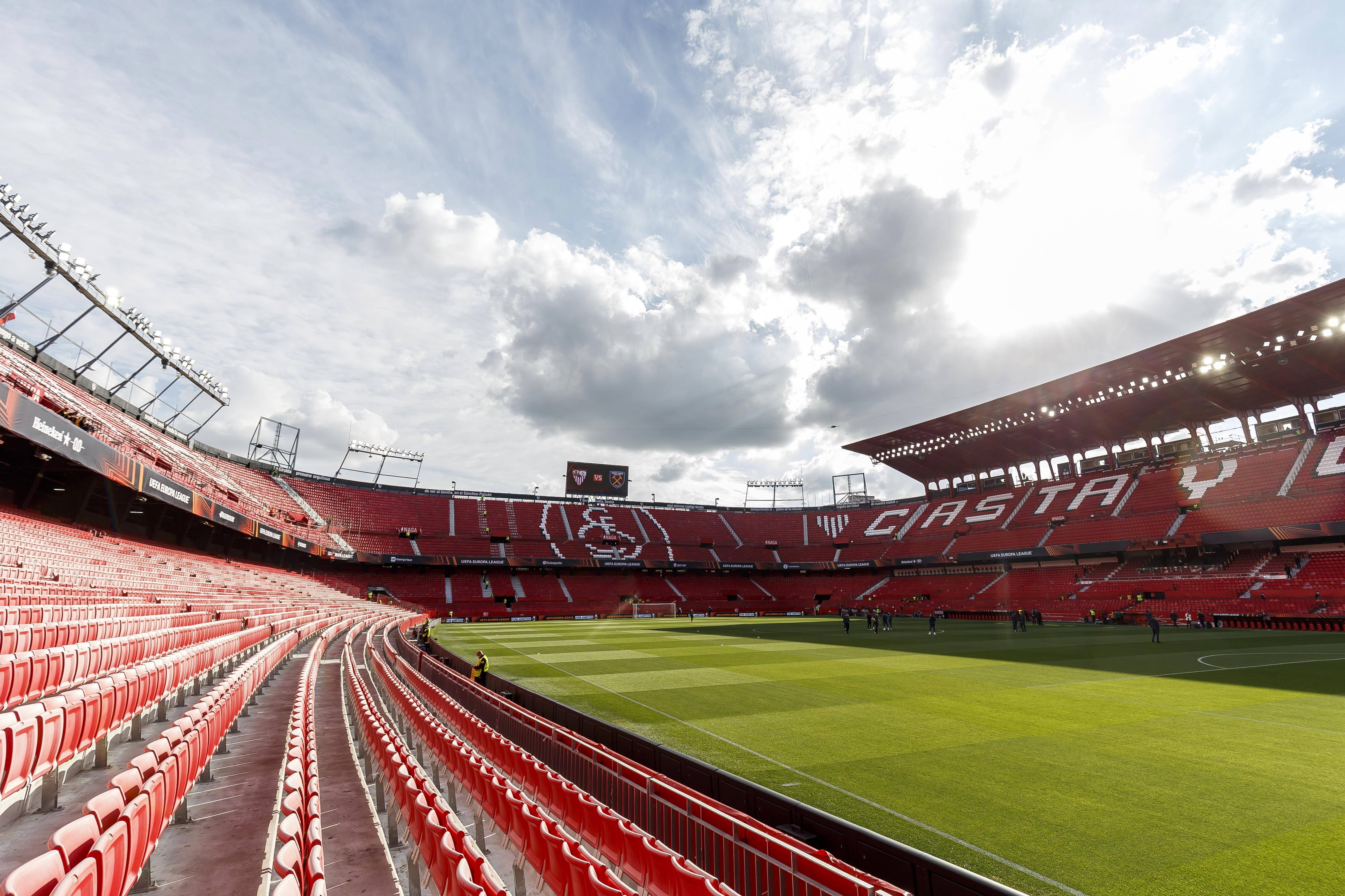 El Sánchez-Pizjuán, vestido para un partido de la Europa League.