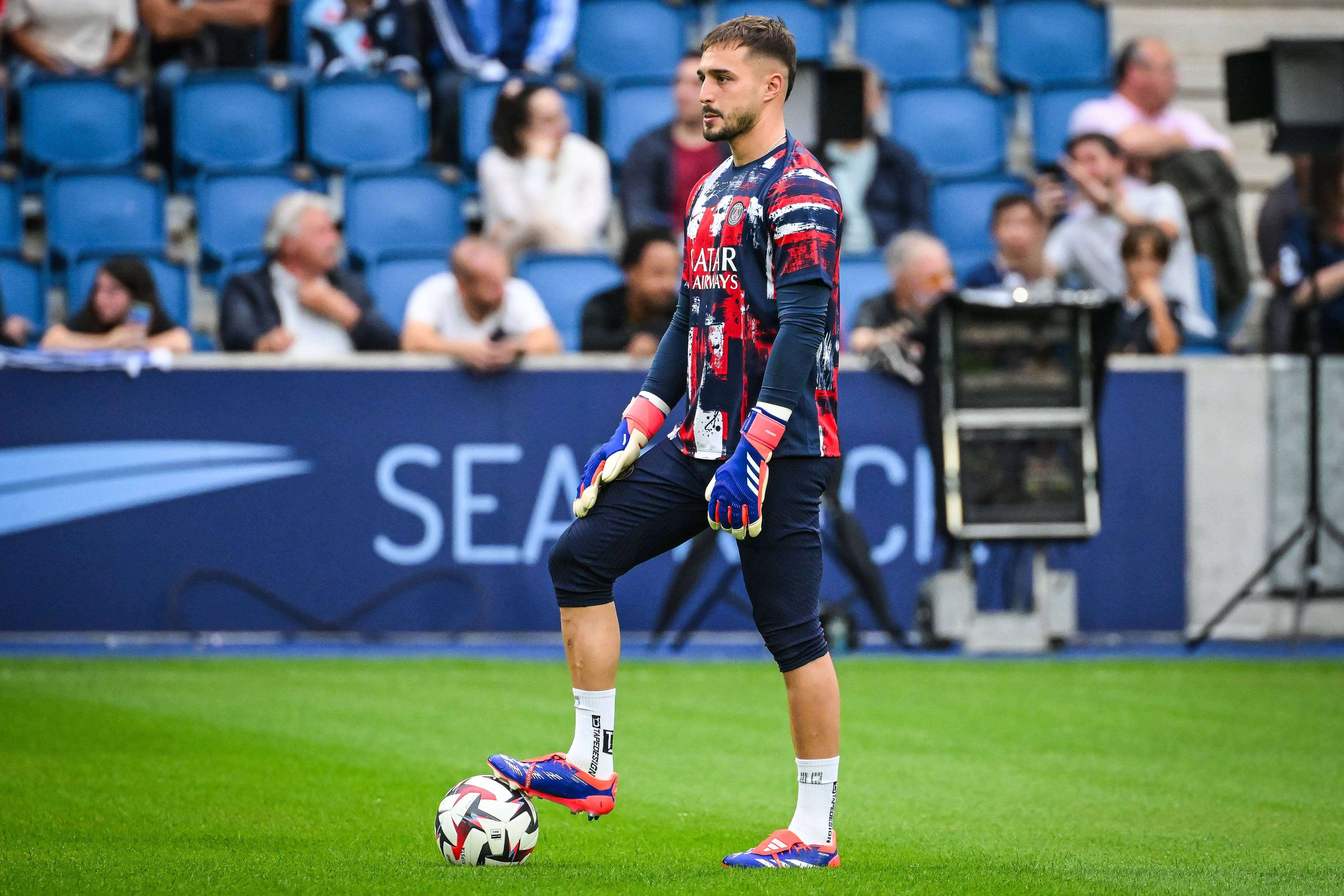 Arnau Tenas, en un calentamiento con el PSG (Foto: Cordon Press).