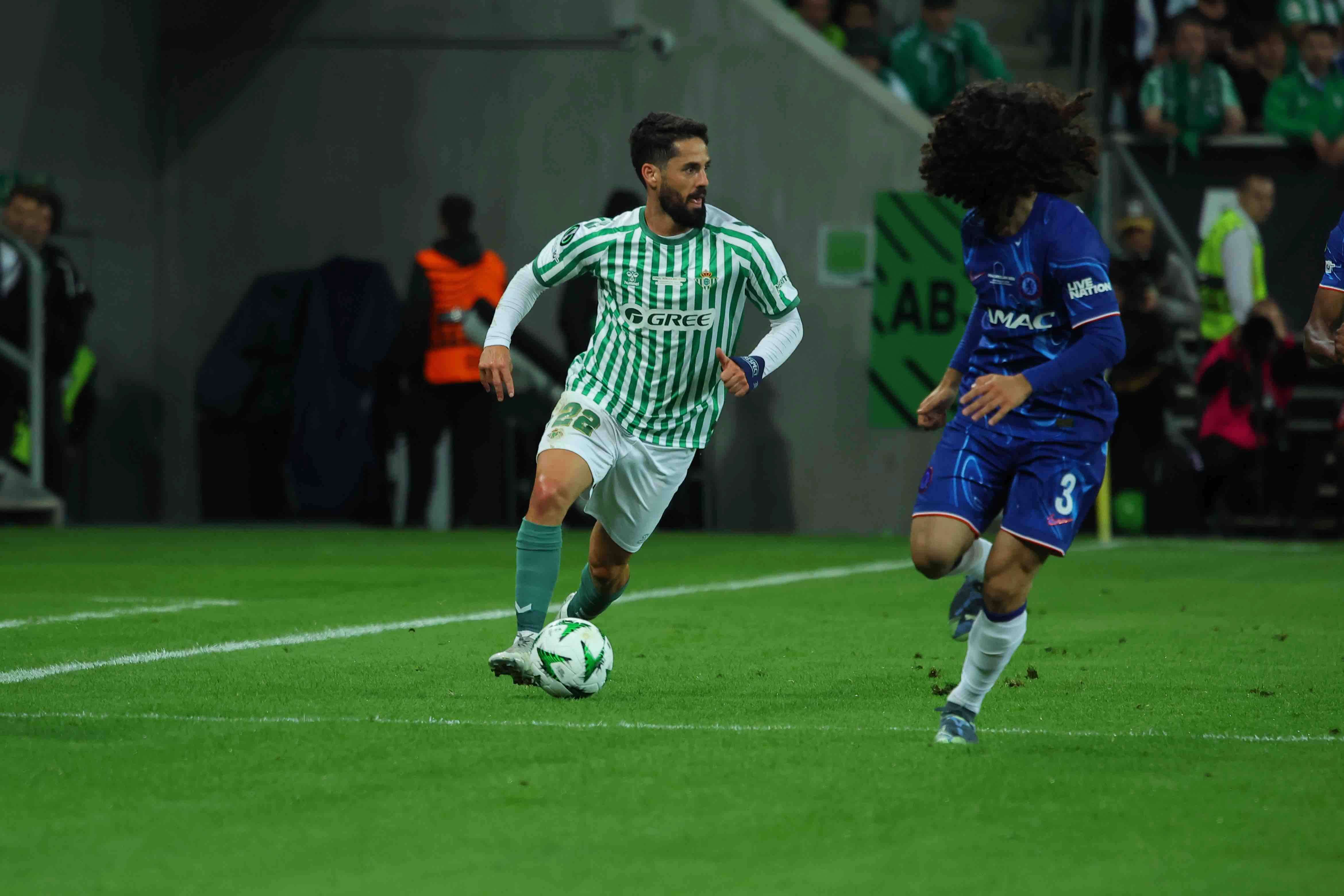 Cucurella e Isco, en la final de la Conference League.