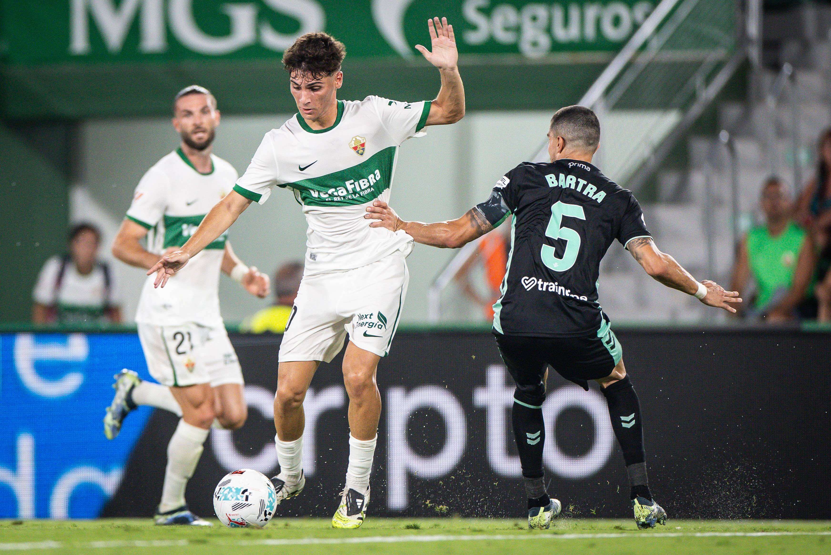 Marc Bartra, ante el Elche