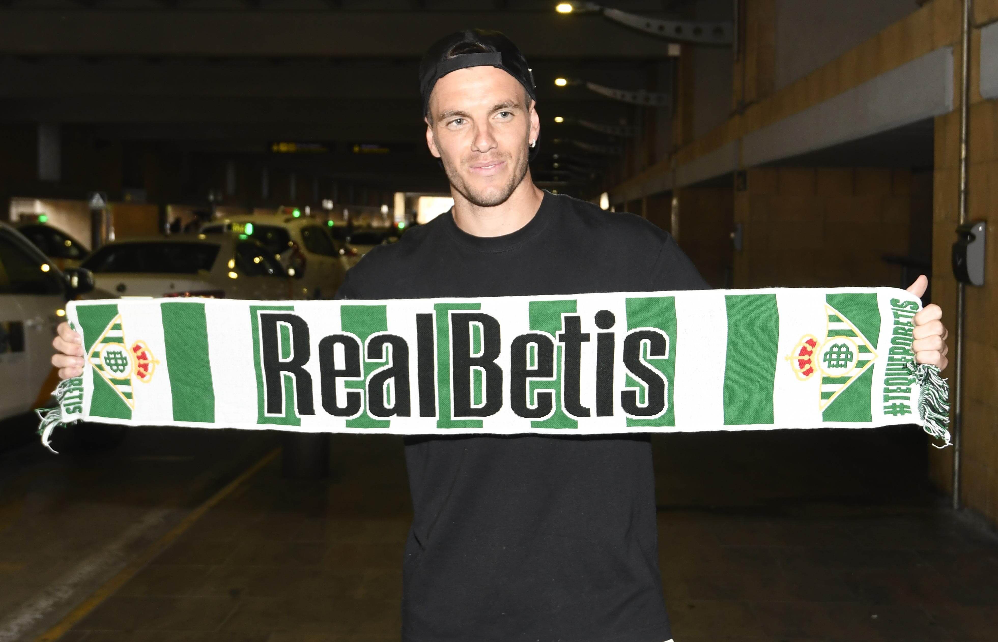 Lo Celso, con una bufanda del Real Betis.