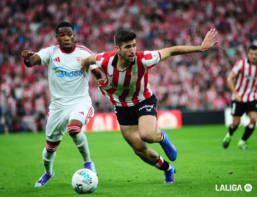  Jesús Areso brega con Idumbo en San Mamés.