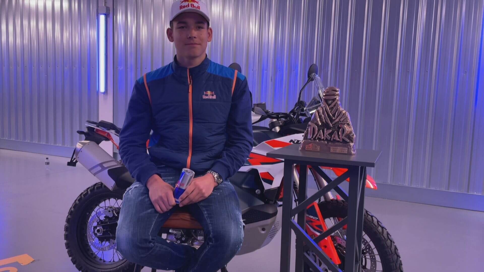 Edgar Canet, junto al trofeo y la moto