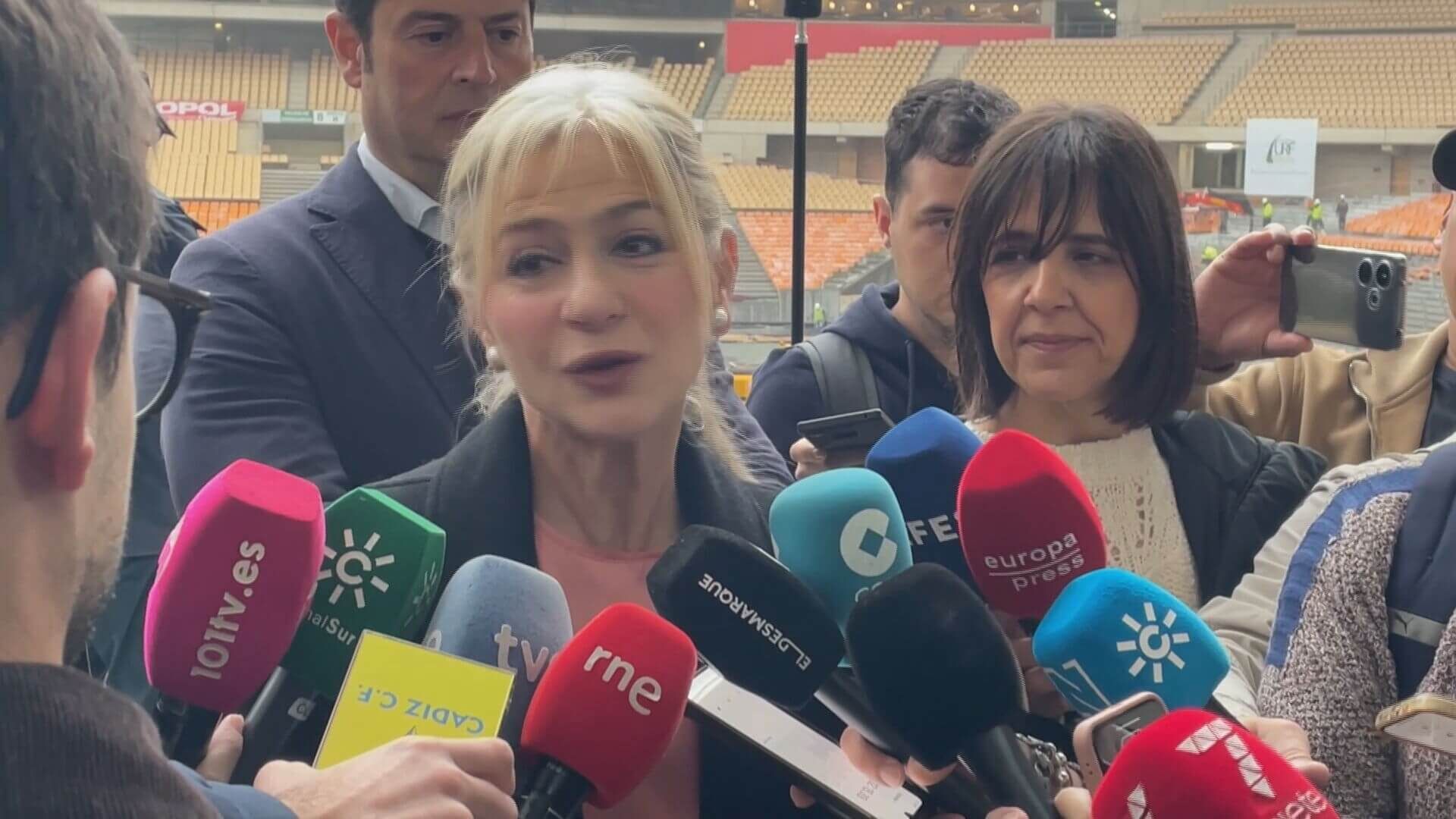 Patricia del Pozo, consejera de la Junta, atiende a los medios desde La Cartuja