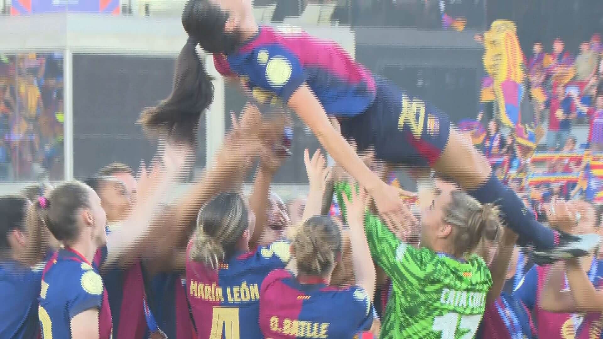 El manteo a Ingrid Engen de sus compañeras