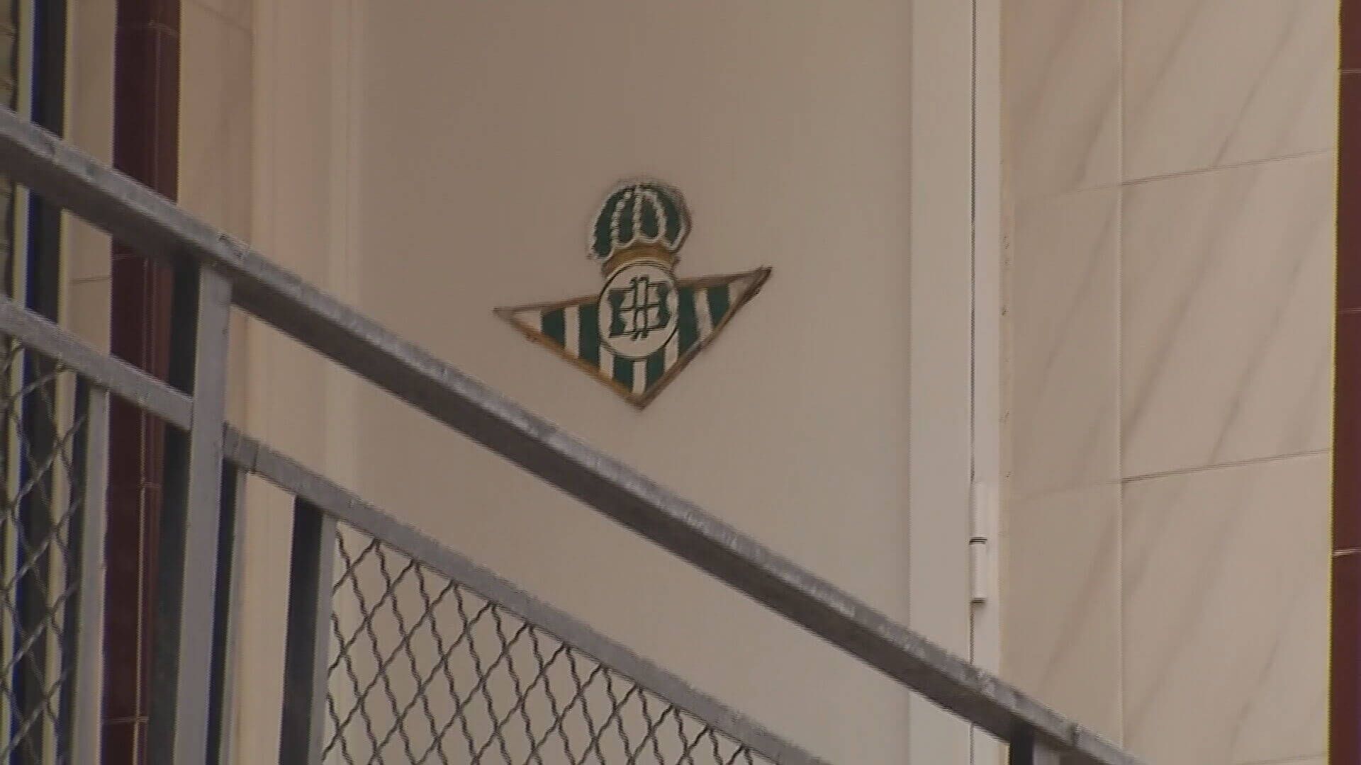  Un escudo del Betis en Parque Alcosa, el barrio de Pablo García.