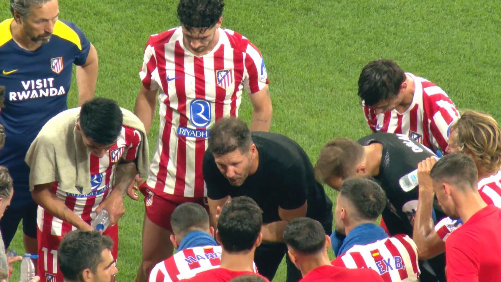  Simeone, en la charla con sus jugadores