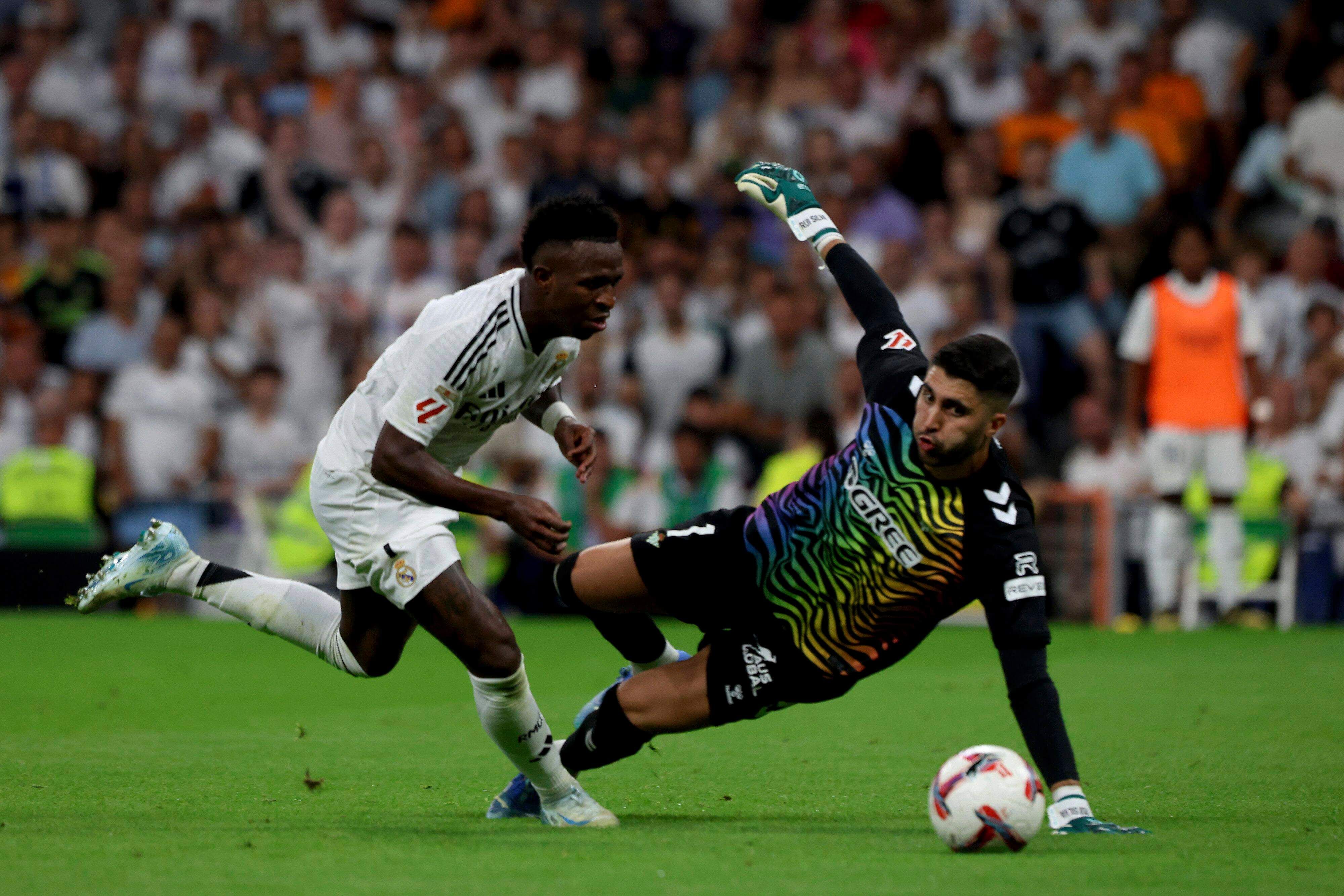 Vinicius y Rui Silva, en la acción polémica del Real Madrid - Real Betis