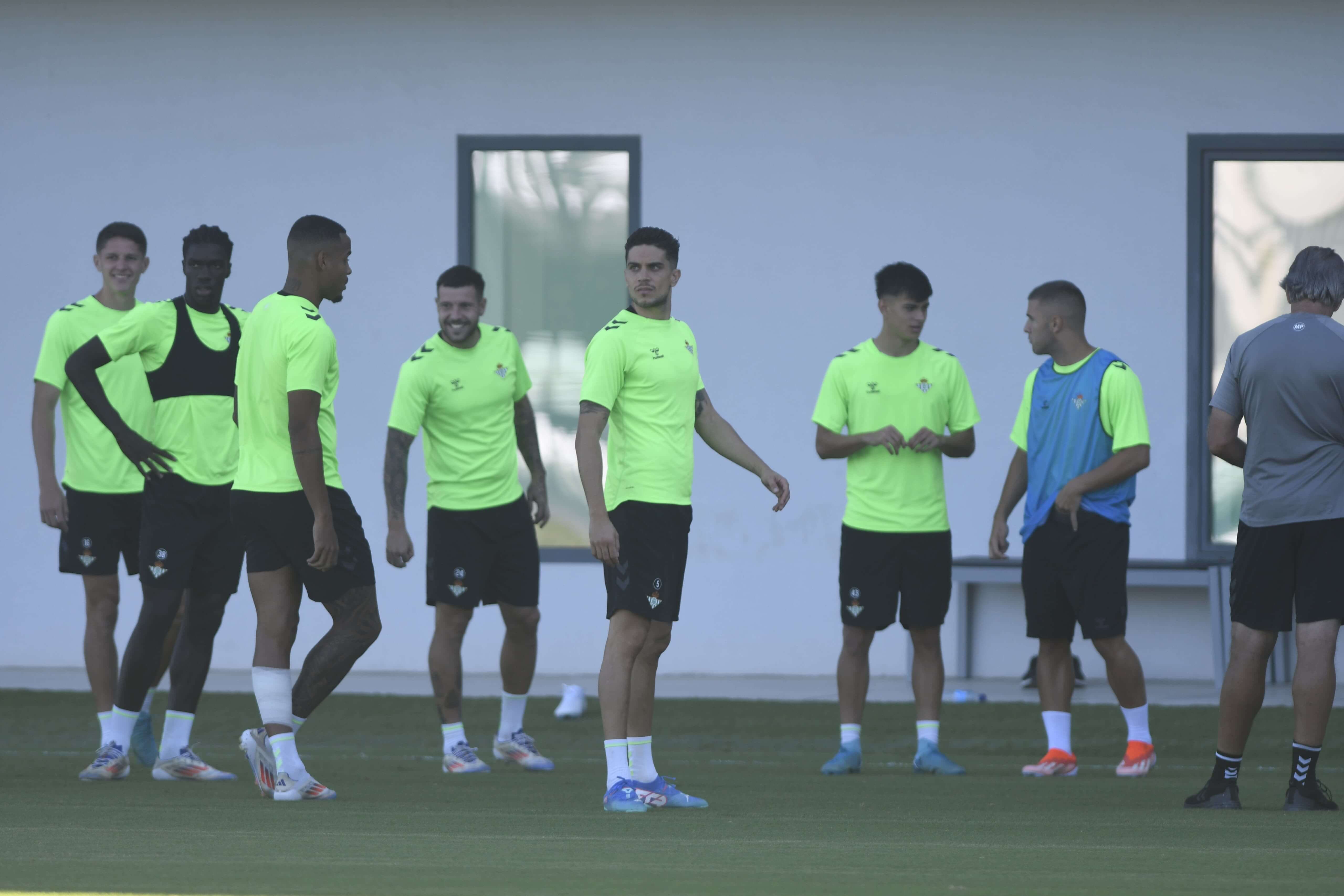  Imagen de un entrenamiento del Betis con Marc Bartra.