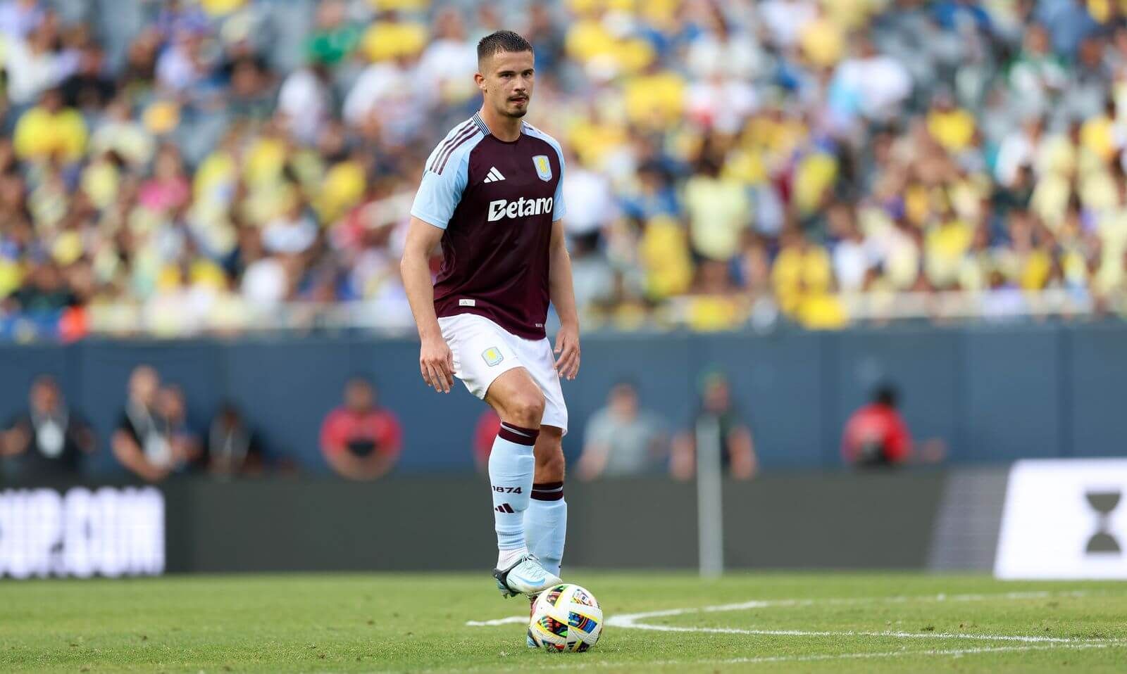 Leander Dendoncker con el Aston Villa.